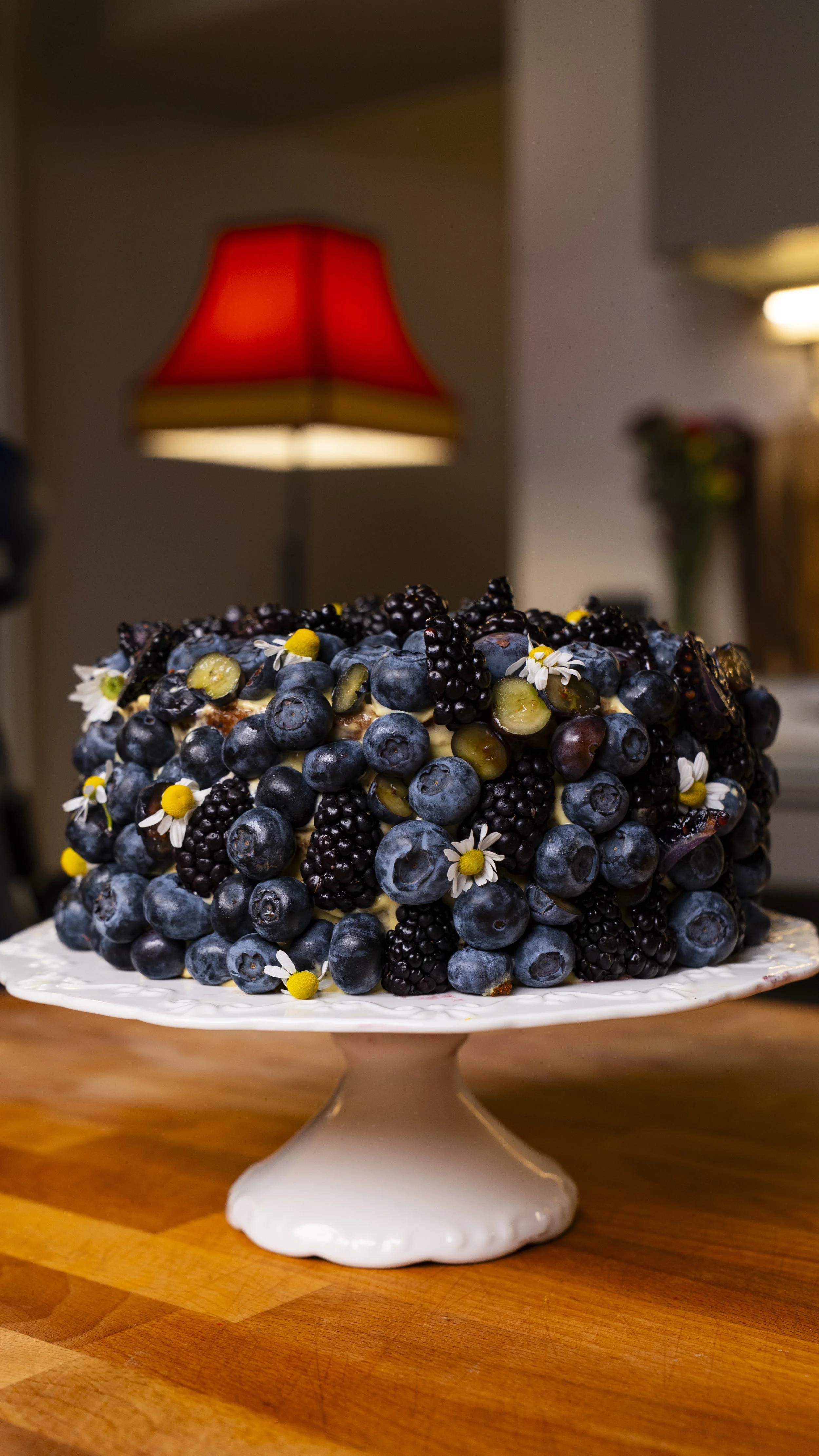 TORTA AL MIELE CON CREMA DIPLOMATICA, MIRTILLI,MORE E UN CROCCANTE AL MIELE