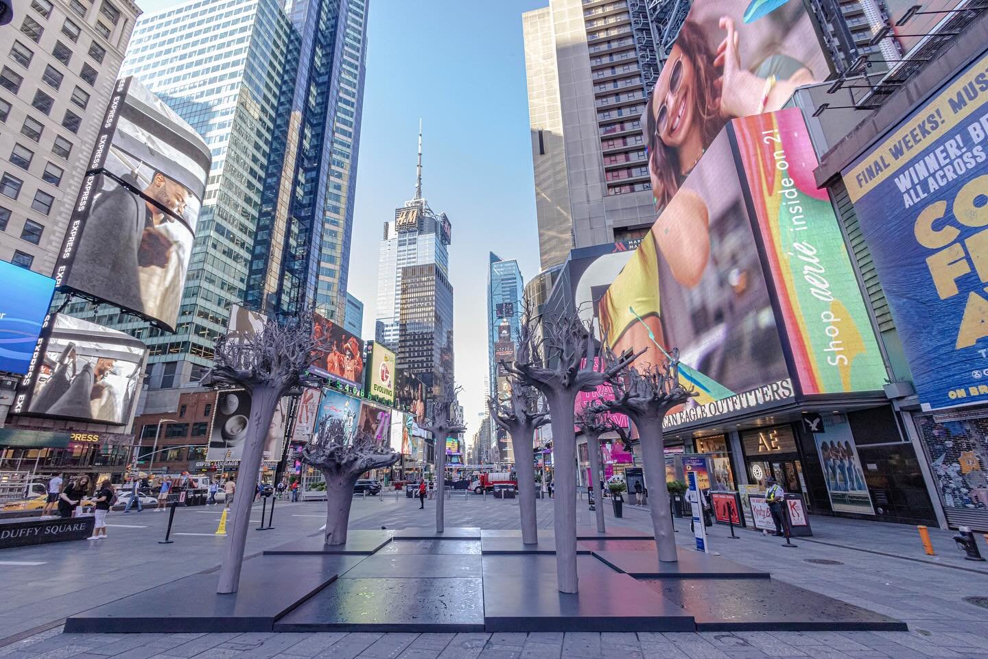 Continuing our look back at Charles Gaines&rsquo; epic multi-part public project The American Manifest, presented by @creativetime, @tsqarts, and @governorsisland, today we focus on Chapter 1 in Times Square. 

Gaines&rsquo; sculptural work Roots, on
