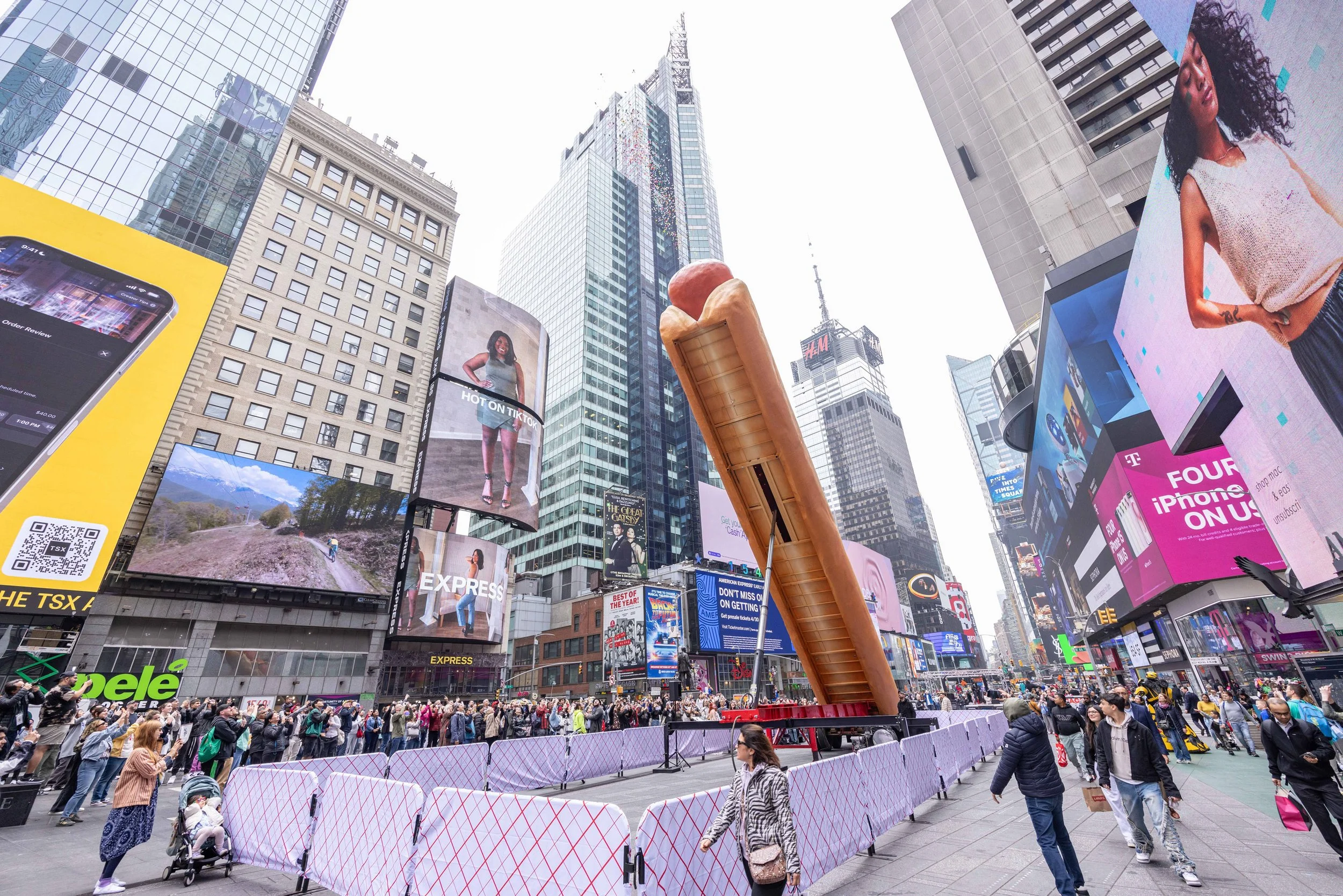 HotDogInTheCity-unveiling-MichaelHullPhoto-37.jpg