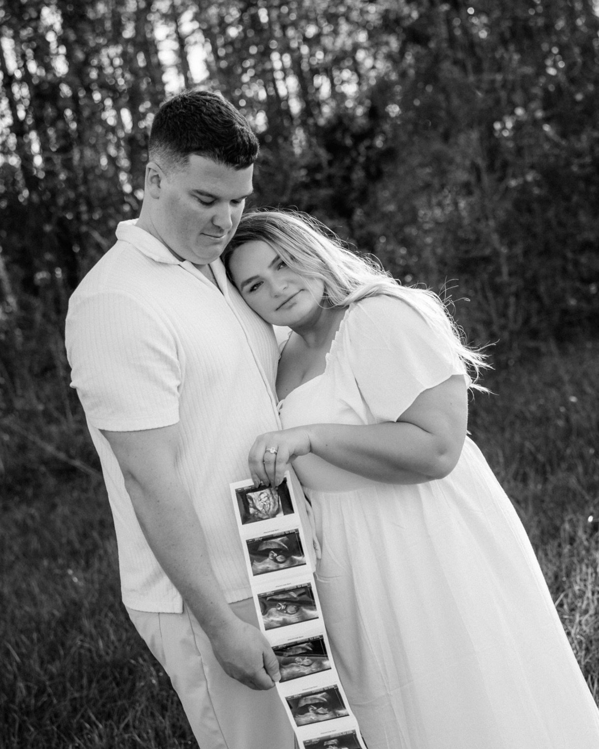 I love a pregnancy announcement session so much 😭

You&rsquo;re just telling people. You&rsquo;re dreaming. You&rsquo;re still like &ldquo;wait&hellip; we&rsquo;re actually having a baby??&rdquo;

And yes, yes you are!! I love meeting families in th