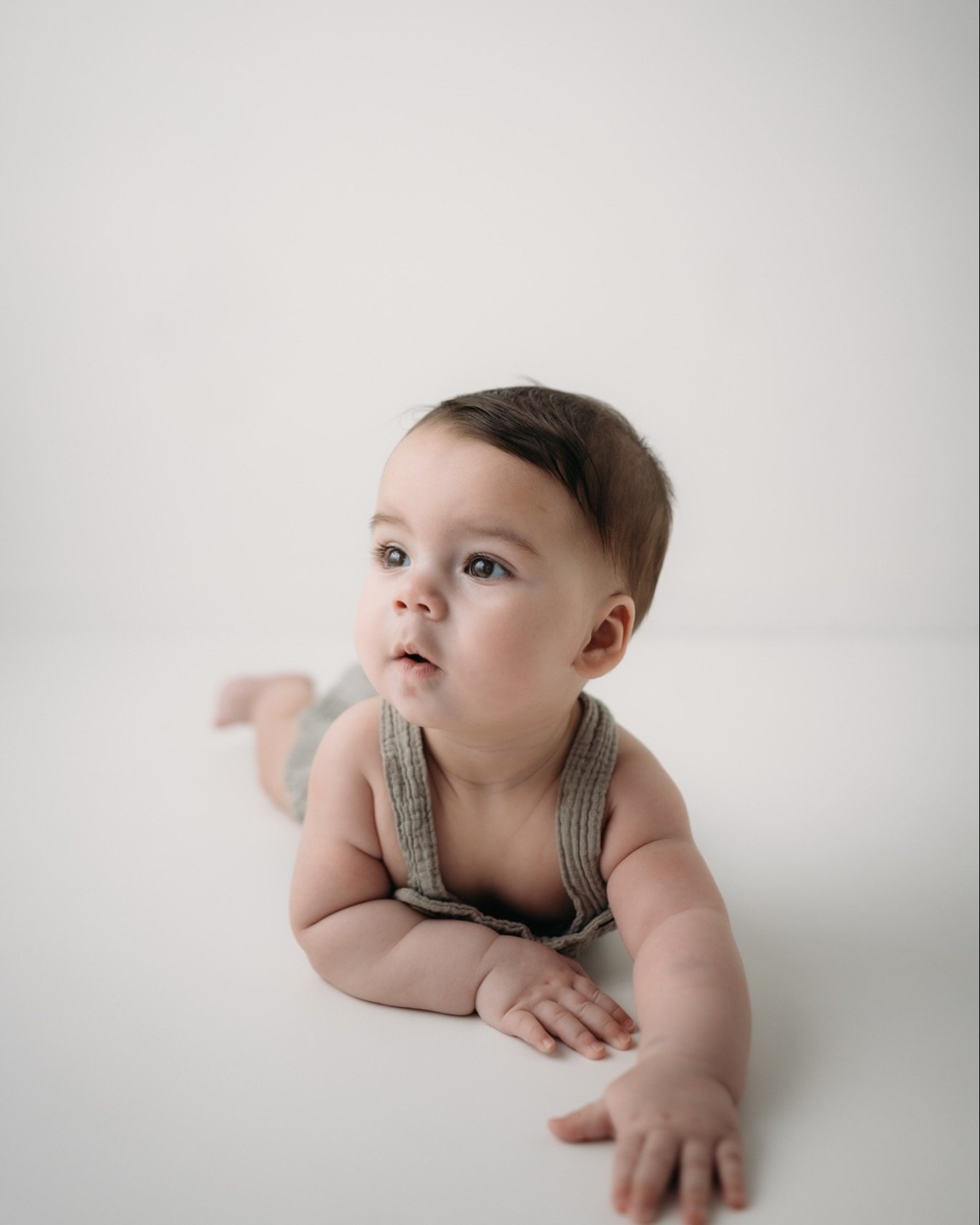 I&rsquo;ll say it forever &amp; ever, that 6-9 month age is the sweetest to capture 😭

Their personality is shining, they&rsquo;re giggling at all the silly things &amp; they&rsquo;re learning how to move their body.

This is a milestone you don&rsq