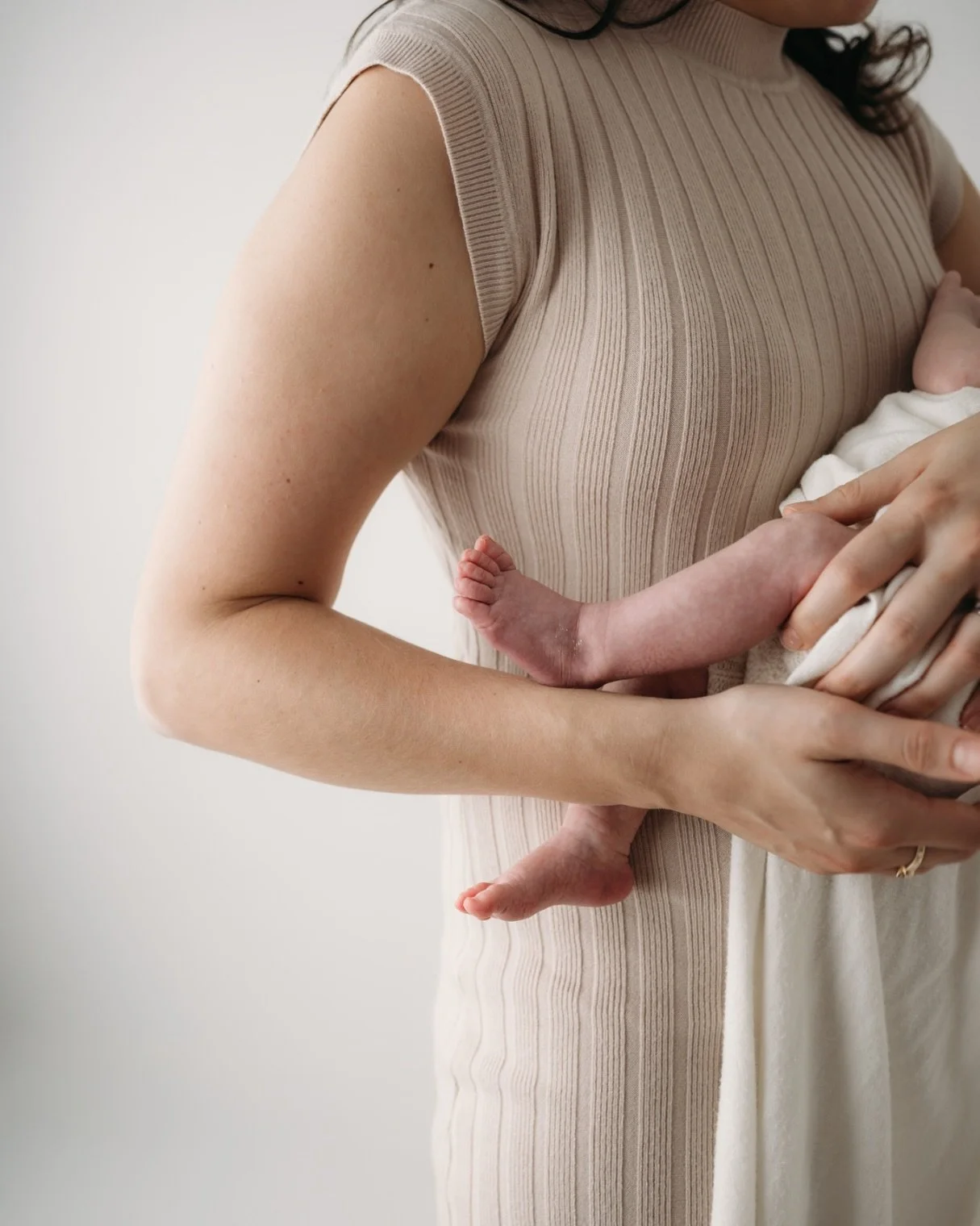 Those tiny little legs 🥹

There is nothing like the first few days with a brand new baby. Everything is soft and slow and a little surreal, and you just keep staring at them like &ldquo;how are you even real&rdquo;

Studio newborn sessions are some 