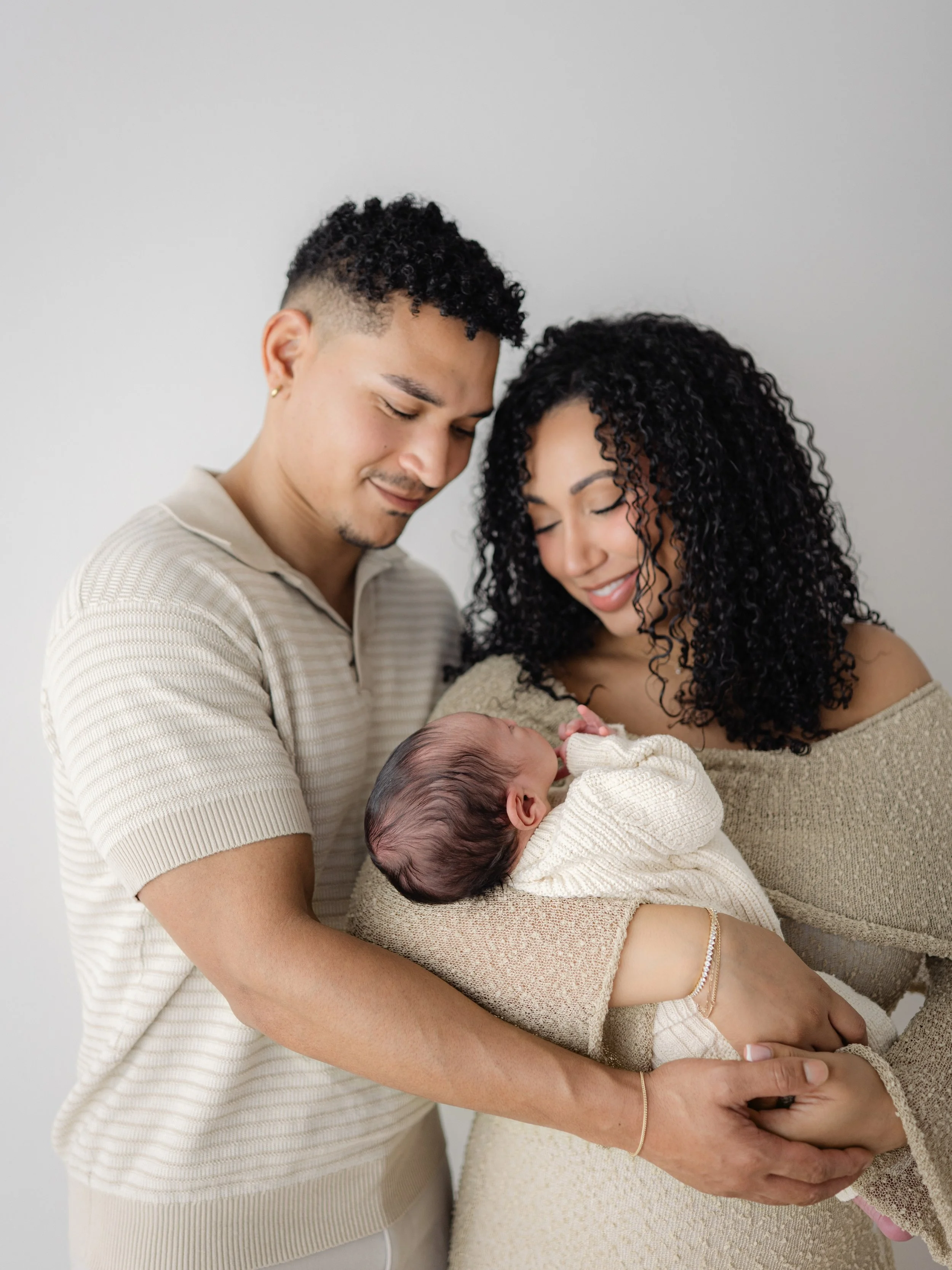 The newborn bubble &mdash; where the whole world shrinks down to just three people, but your whole world 🤍

Color for how it really looked. Black &amp; white for how it felt.

Every session includes both, so you never have to choose!

&mdash;&mdash;