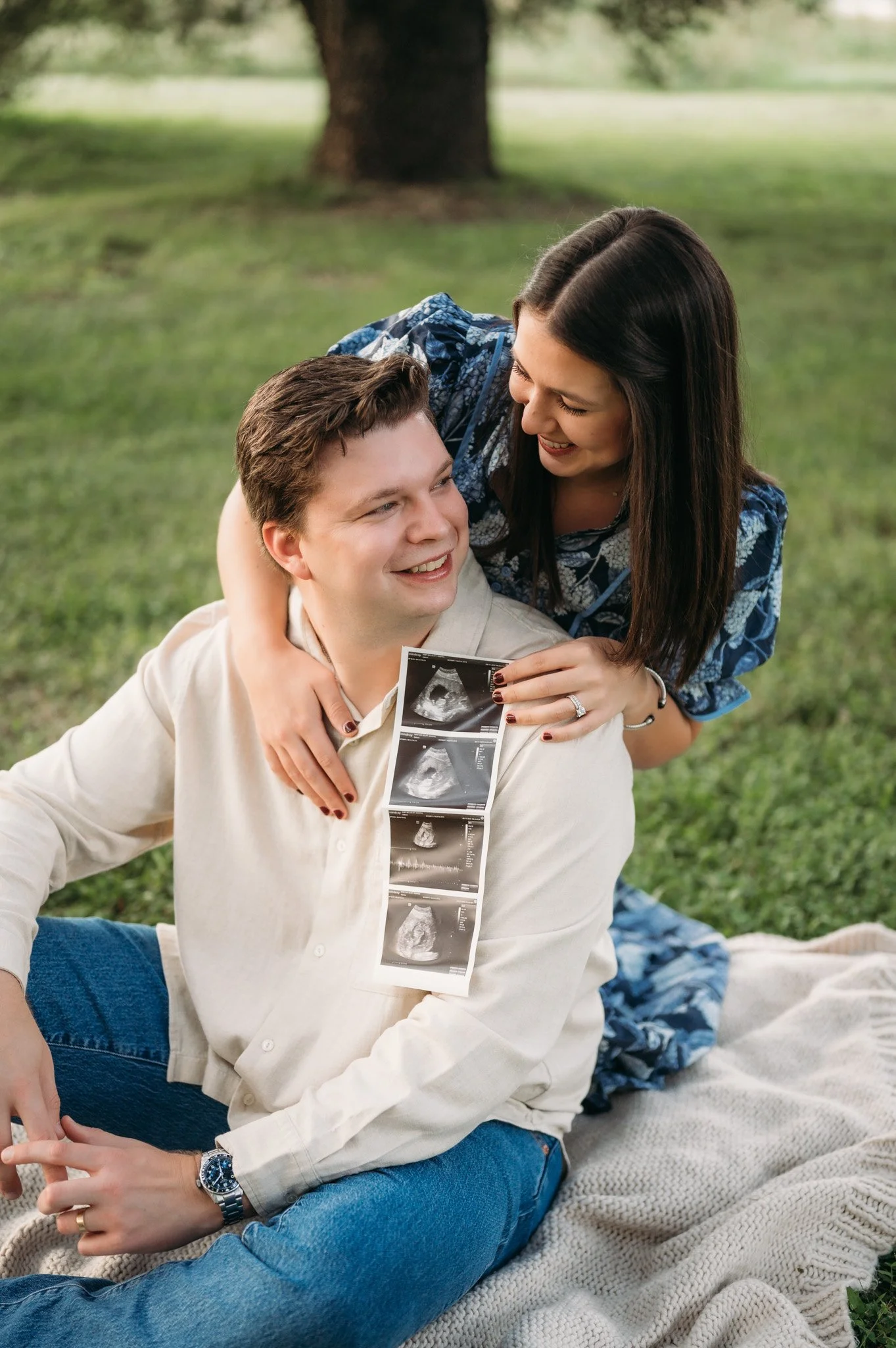 pregnancy announcement photographer in houston -- outdoor pregnancy announcement
