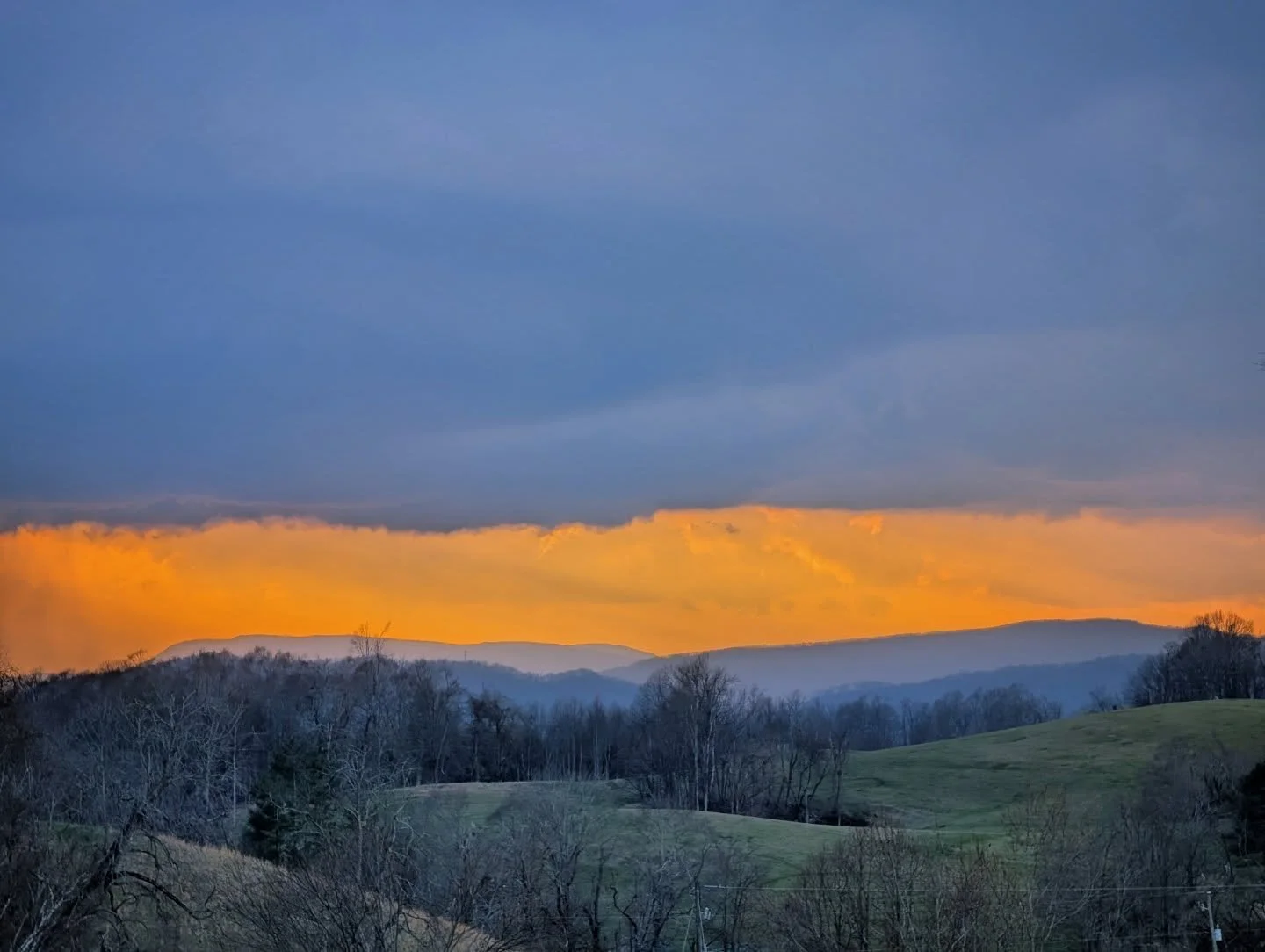 Sunset under the thunderhead

#sunset #golden #thunderhead #blueridgemountains #notallwhowanderarelost