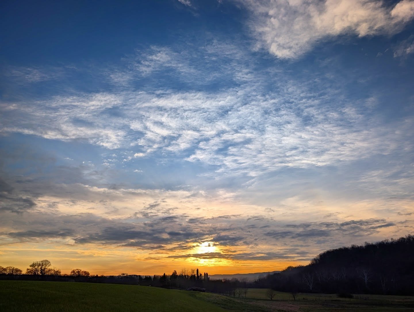 Sunrise and blue sky

#sunrise #dawn #clouds #cloudchaser #notallwhowanderarelost