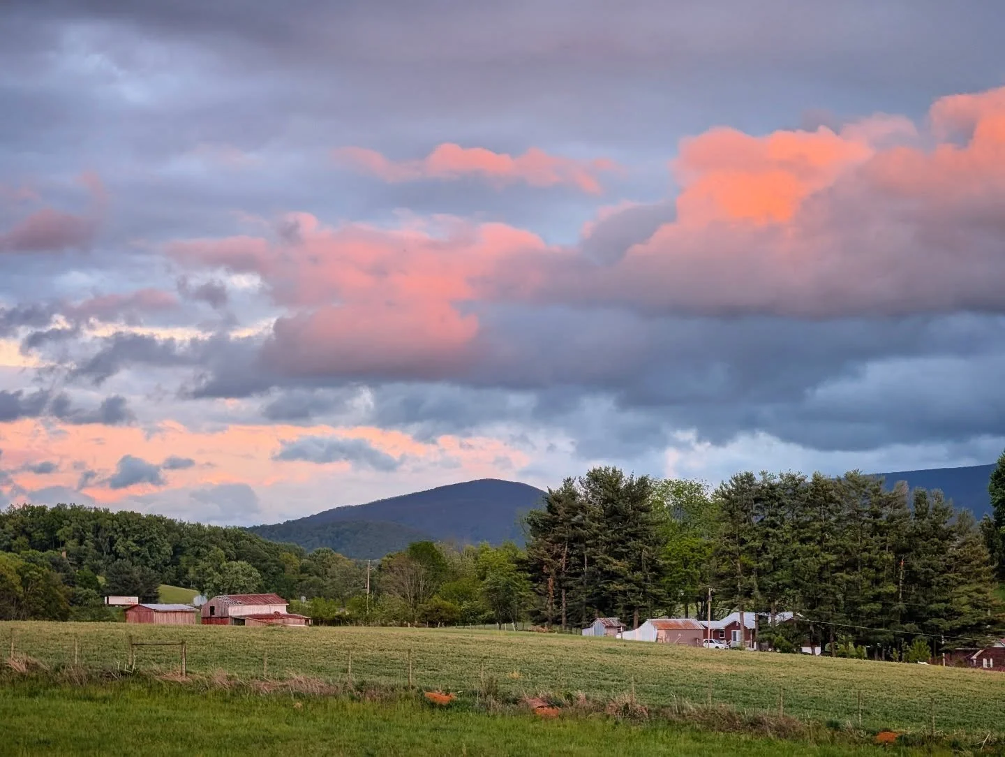 Sunset farm

#ruralamerica #blueridgemountains #sunset #pink #notallwhowanderarelost