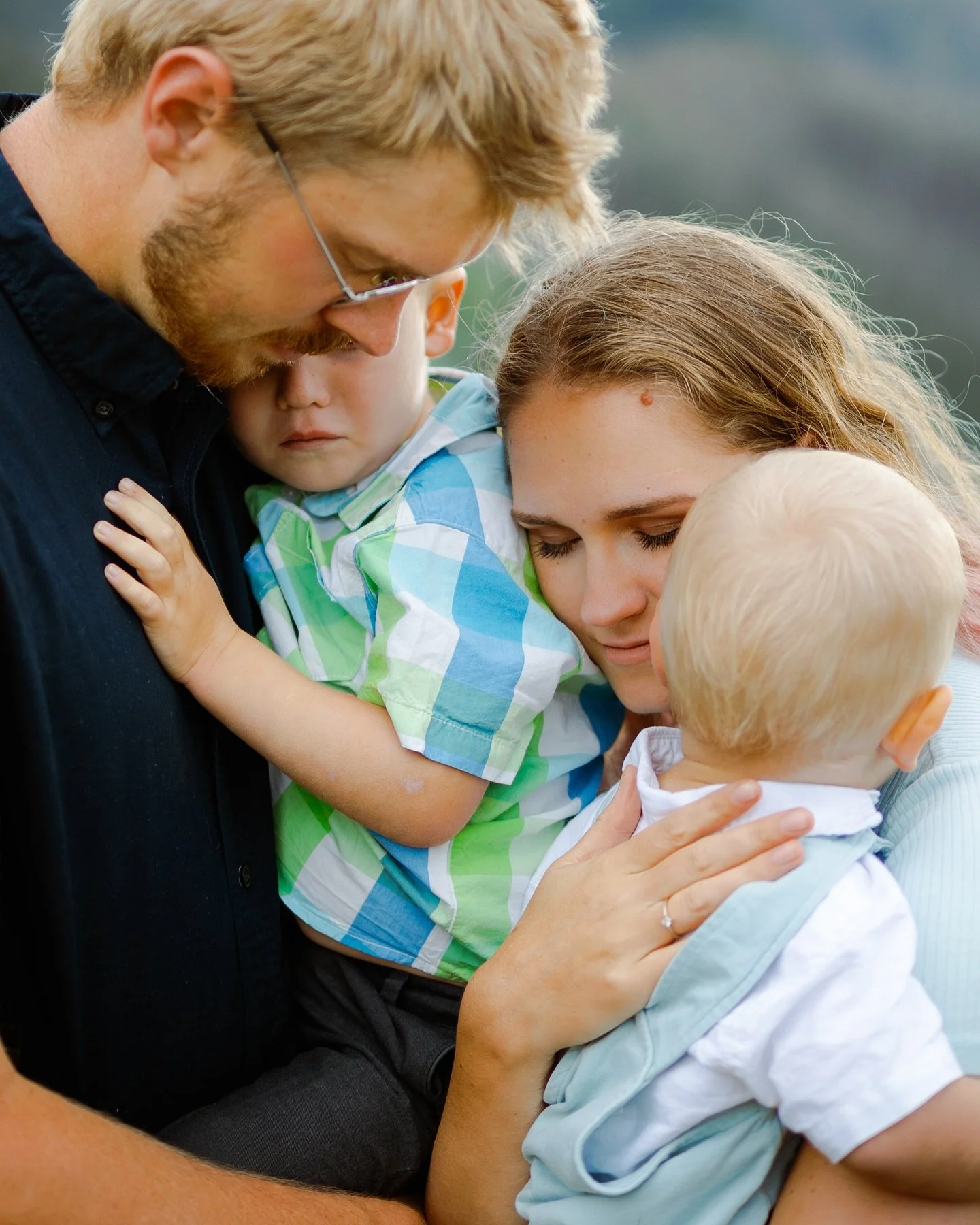 This precious family moment 🥹🤍 

#skiesinjulyphotography #utahfamilyphotographer #utahcouplesphotographer #utahweddingphotographer