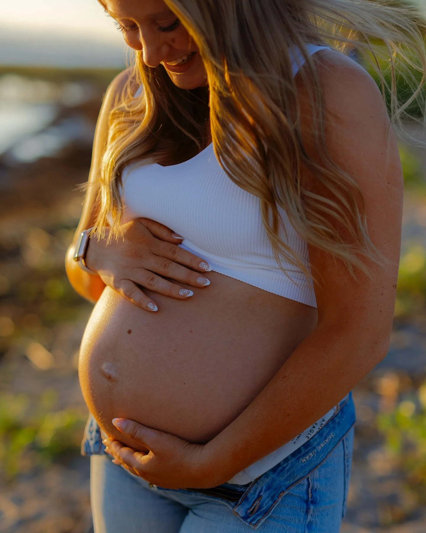 Golden hour maternity photos ✨ this golden hour session at Utah lake turned out soooo beautiful!!! 

#skiesinjulyphotography #utahcouplesphotographer #utahmaternityphotographer #utahweddingphotographer