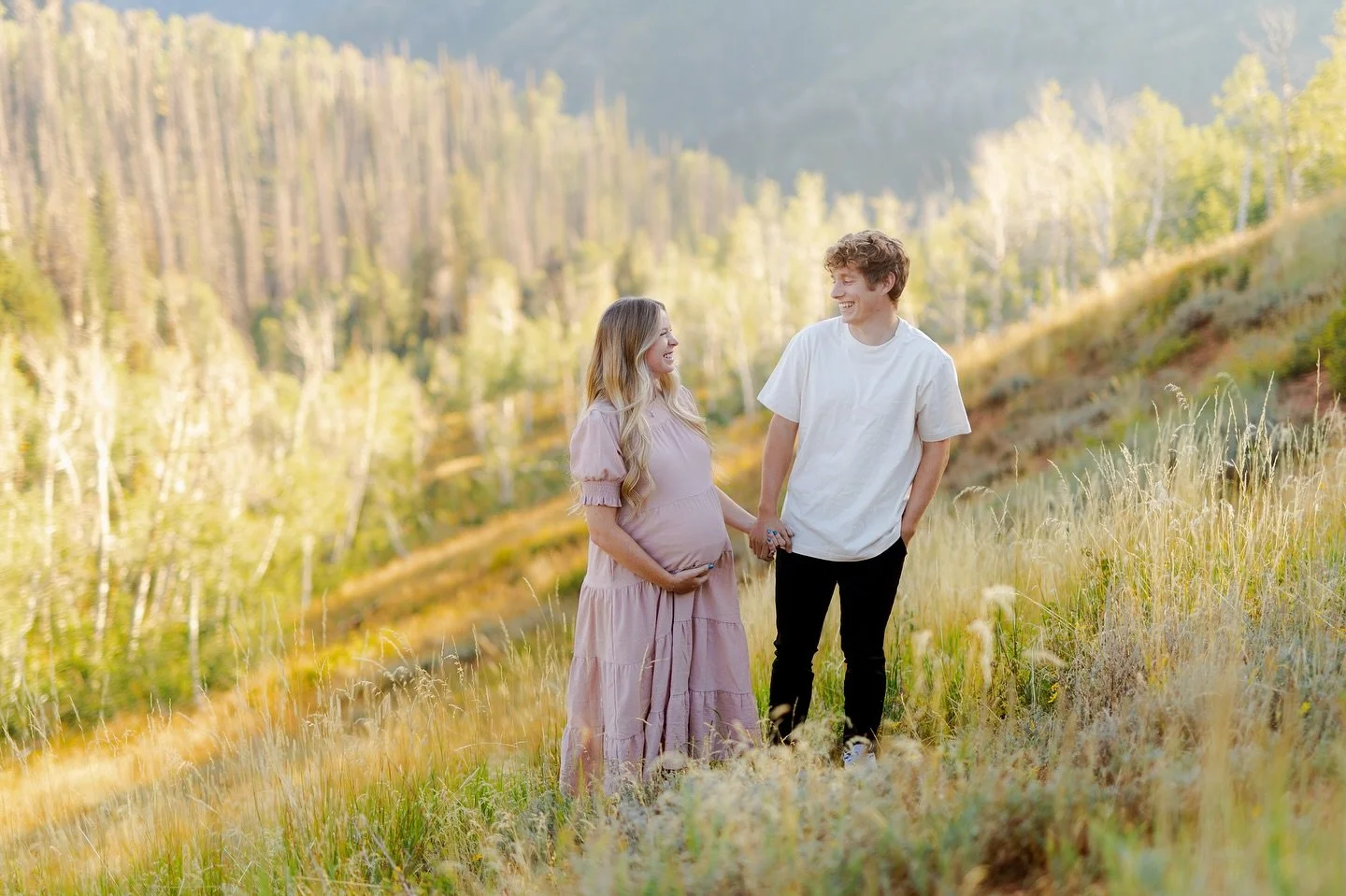 The most gorgeous mountainside session 😍 I&rsquo;ll never get over it. 

#skiesinjulyphotography #utahweddingphotographer #utahcouplesphotographer #utahengagementphotographer