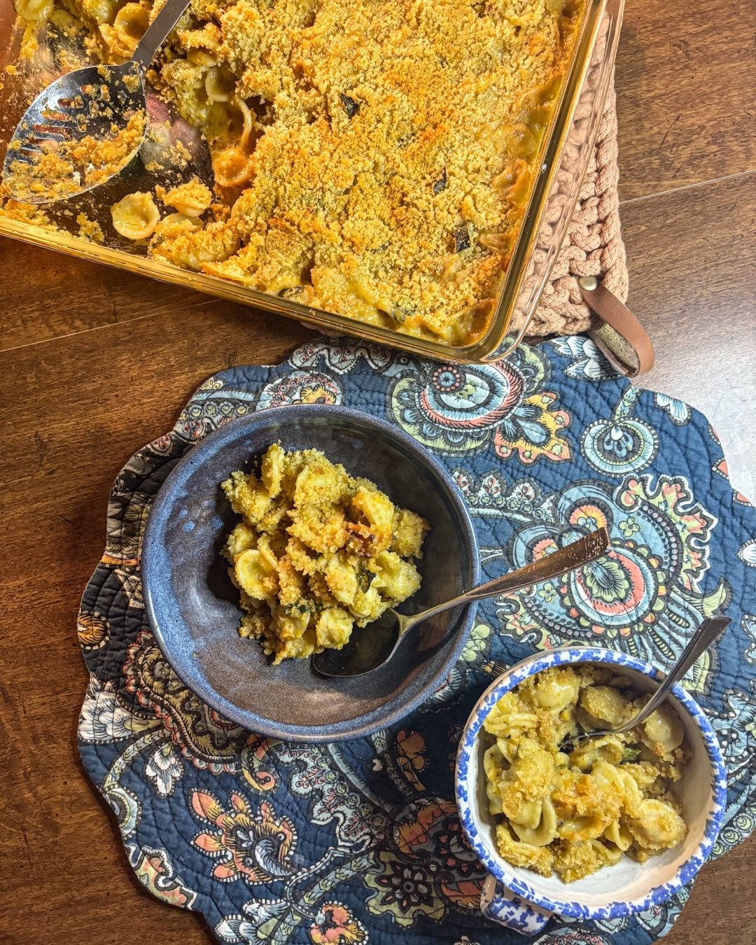This vegan Mac and cheese was SO SO GOOD 😍 Crispy, creamy, ooey gooey goodness 🥰 I tailored @loveandlemons Mac &lsquo;n cheese recipe by subbing dairy free cheese and 1/2 &amp; 1/2 from @traderjoes and adding in roasted pur&eacute;ed squash and nut