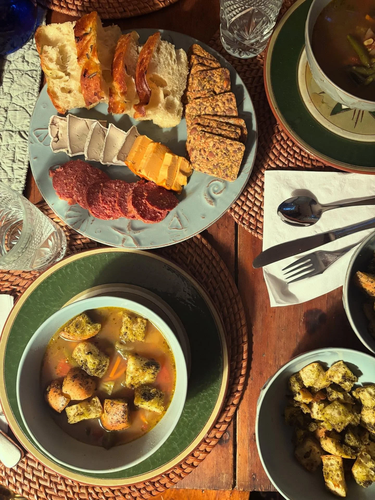 Early birthday dinner for my mom (!!) with homemade summer vegetable soup with fresh pesto croutons and a charcuterie spread featuring vegan cheese and summer sausage goodies from @ontheriseartisanbread and @marchantmanor ❤️🧀🥣 love always trying lo