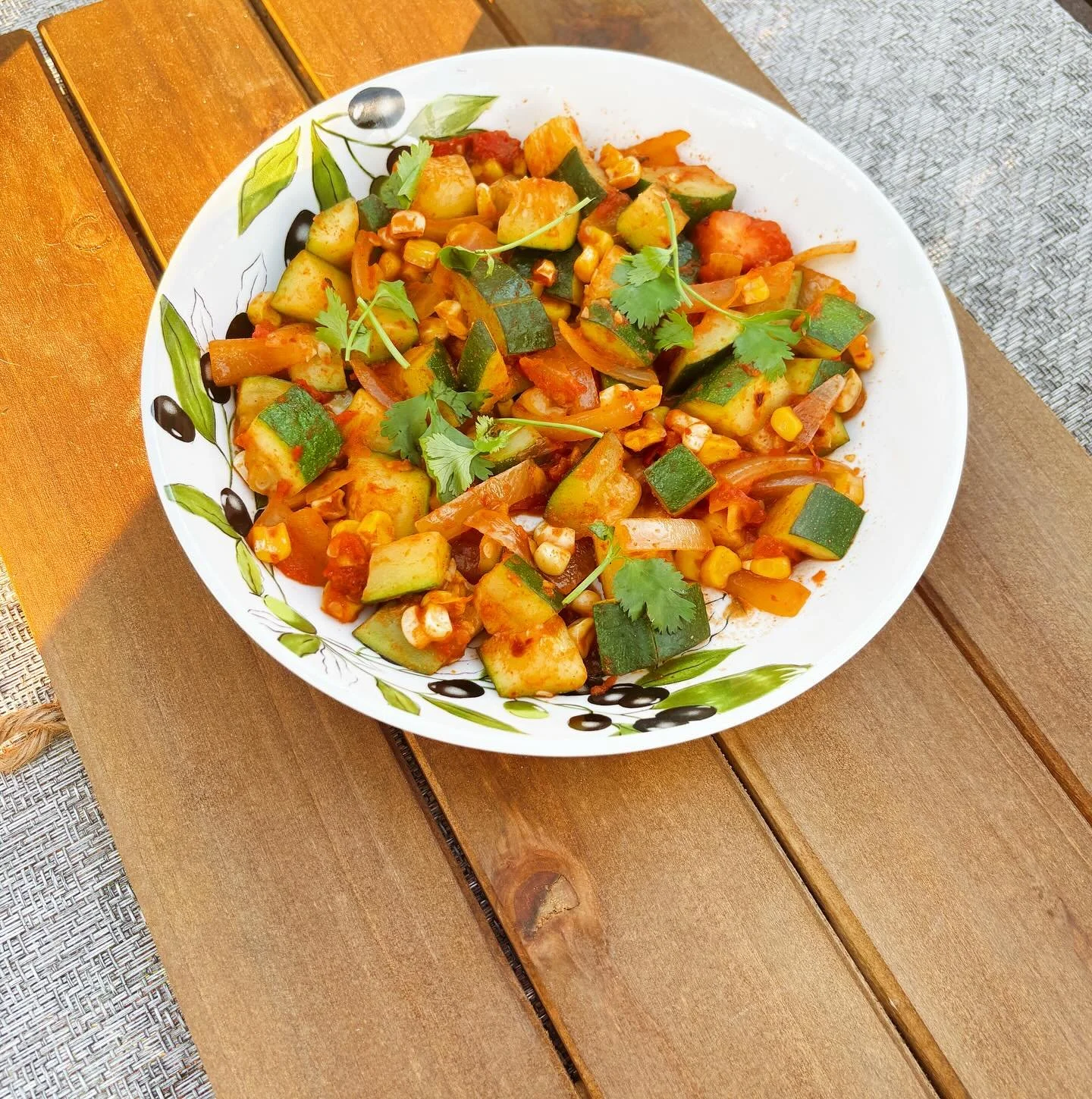 Playing with food photography with these delicious saut&eacute;ed veggies for some enchiladas I&rsquo;ll make tonight. Which picture is your favorite and why? ❤️📸

#foodie #vegan #tasty #foodphotography #delicious #instafood #veggies #photography