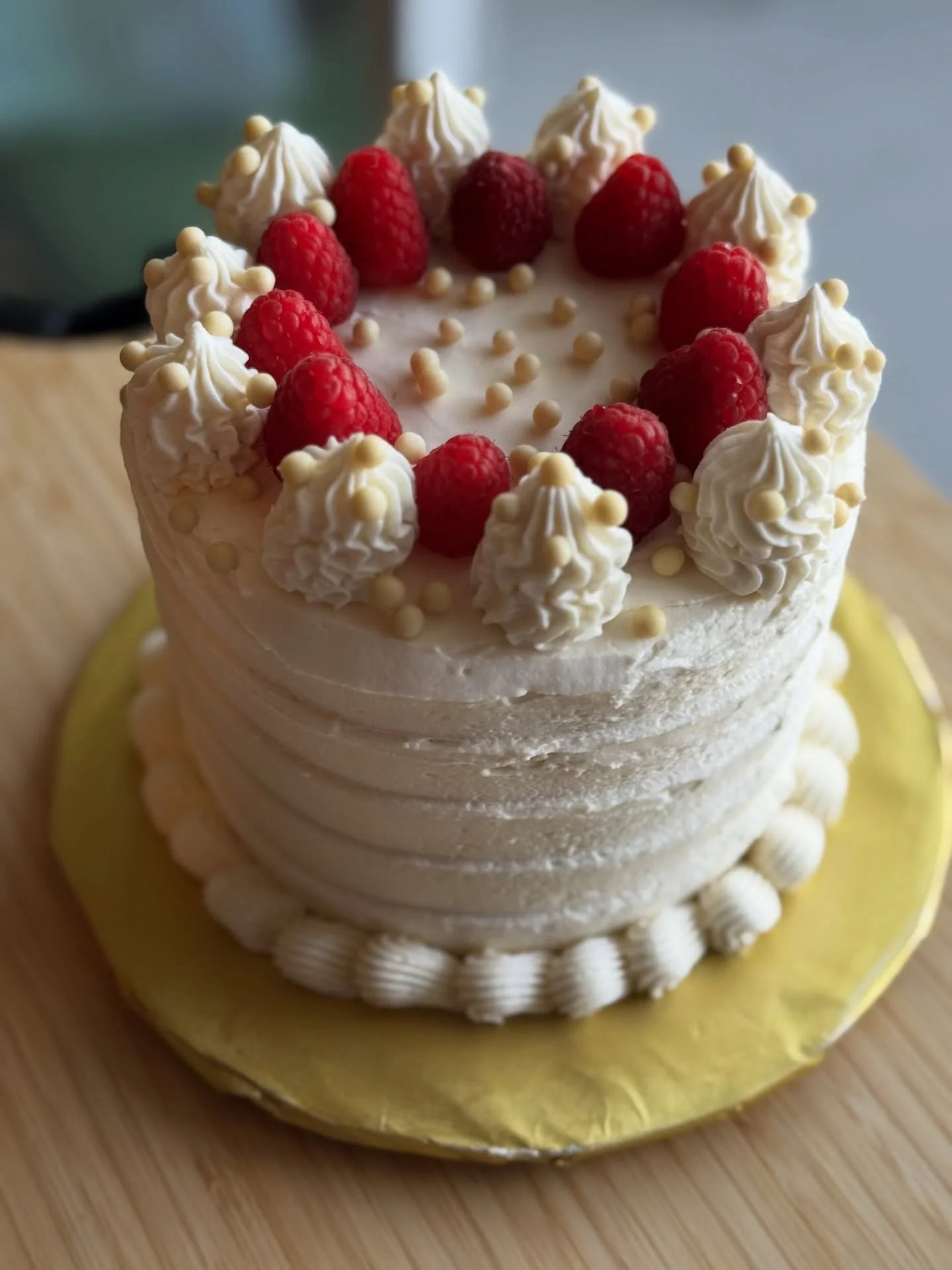 This cutie little cake wrapped up the 2025 regular season 🤗 vanilla sponge with fresh raspberry puree topped with fresh raspberries and white chocolate crunchies🤤