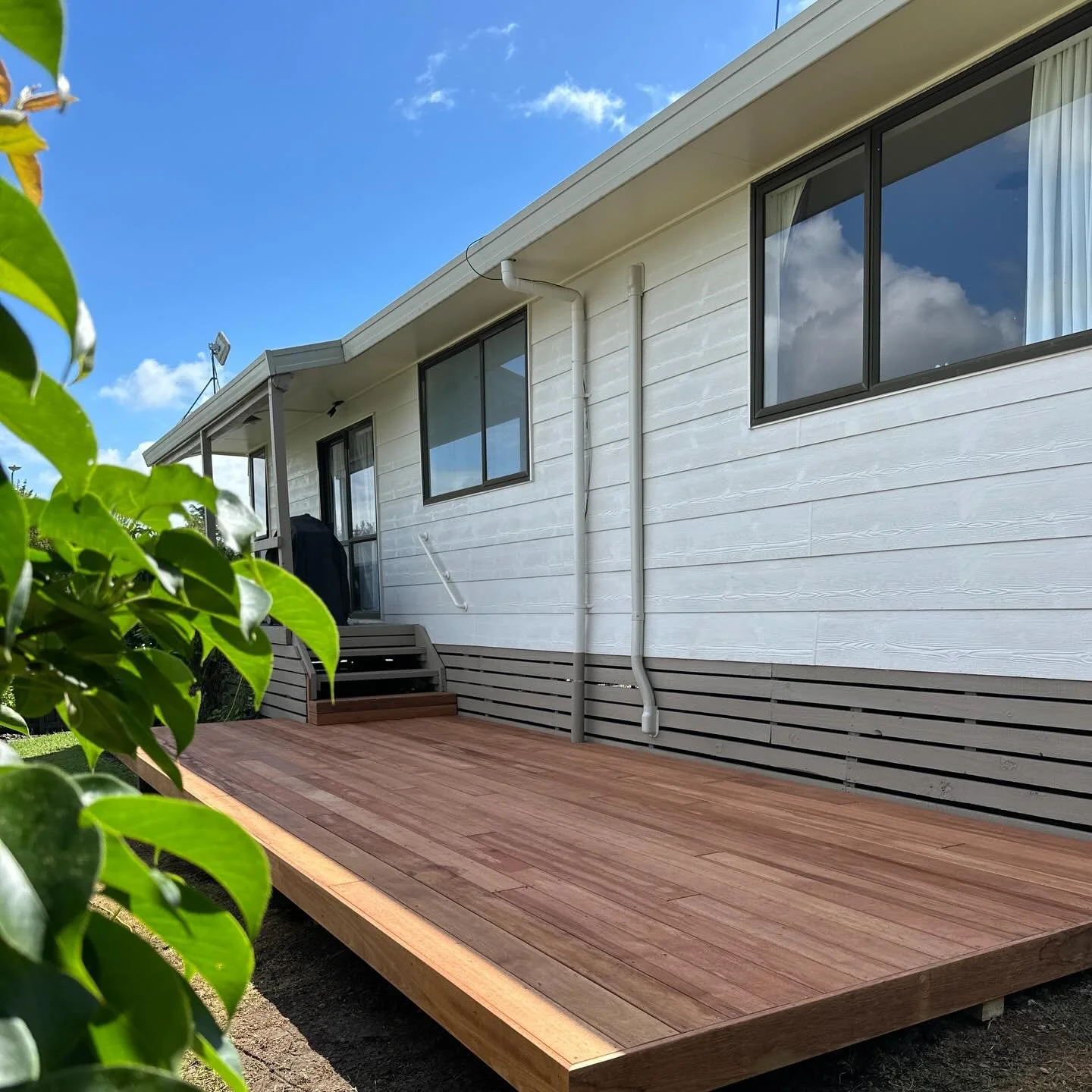 From old, uneven pavers to a stunning, functional space 🌿➡️🪵 - James&rsquo; backyard got a total upgrade! Our new Kwila deck seamlessly connects to their existing landing, creating the perfect spot for relaxing and entertaining ☀️🍹

We&rsquo;ve st