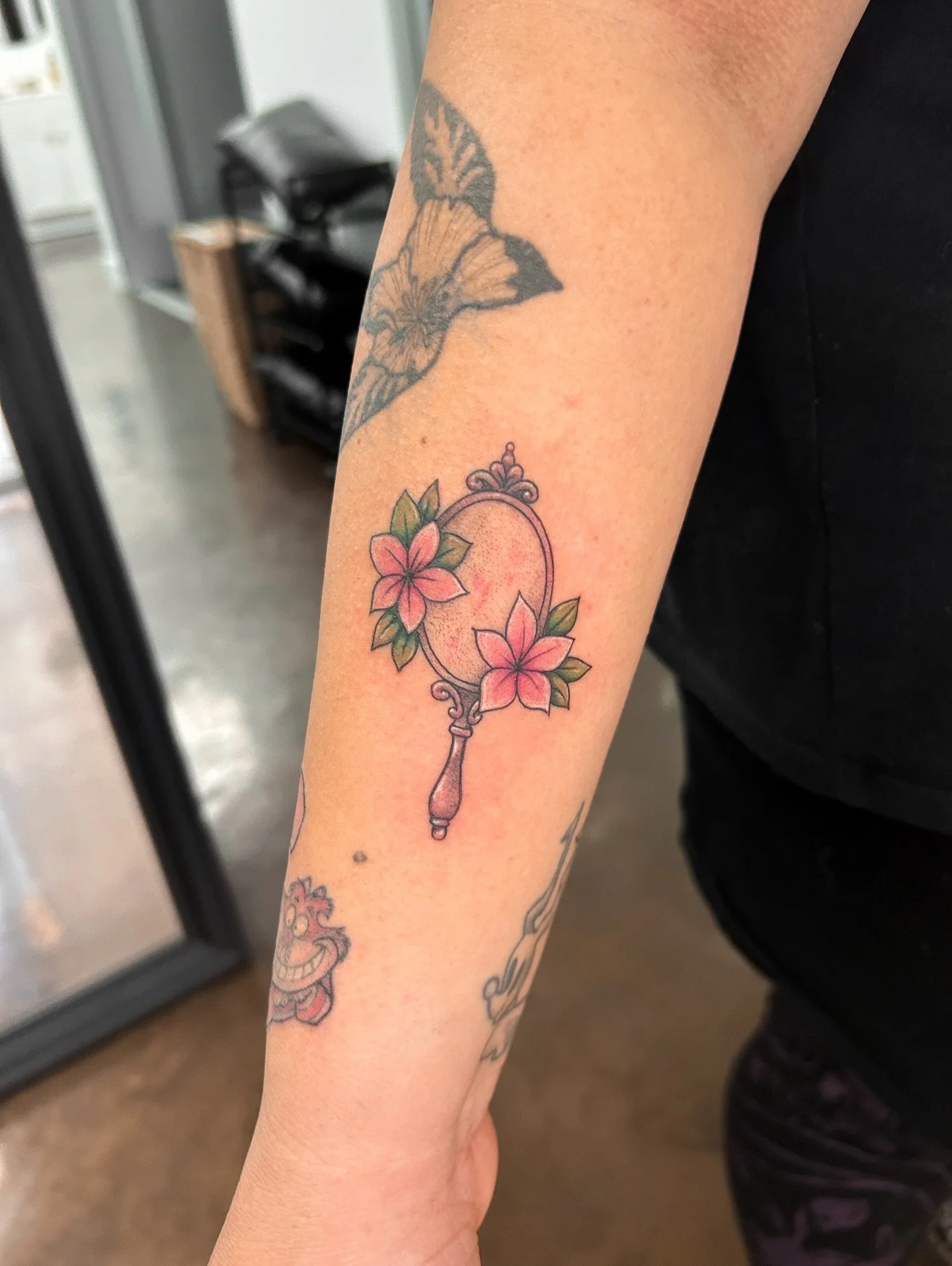 Handheld mirror inspired by Mulan 🪞

DM me or visit the link in my bio to book your next custom or flash tattoo 💌
Currently booking for March, April, and May (February is fully booked) 🗓️
Located in Garden Grove, CA 📍