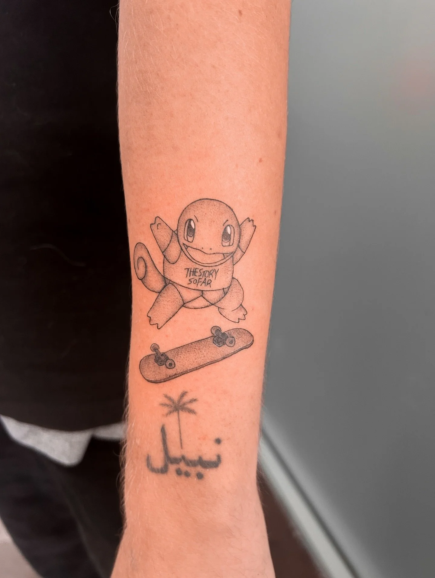 Custom Squirtle!! Client requested a tattoo of him doing a kickflip wearing a tee of his favorite band. Such a fun piece! 🐢🛹 (palm tree and script done by other artists)

DM me or visit the link in my bio to book a custom or flash tattoo with me 💌