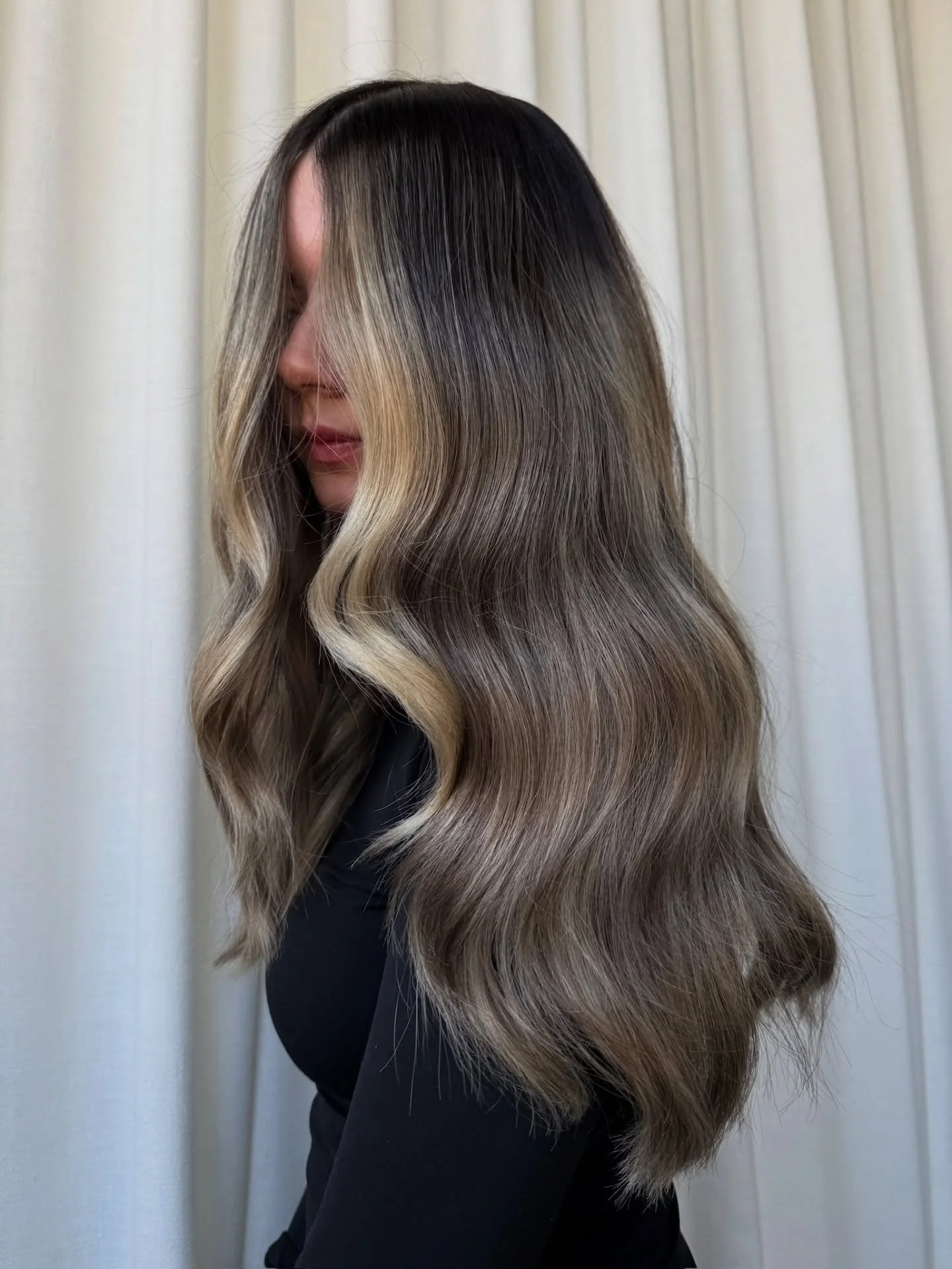 If it doesn&rsquo;t blend like this&hellip; we don&rsquo;t want it.
Lived-in color done the Onyx way. 

Color done by @hairbyhannamcg