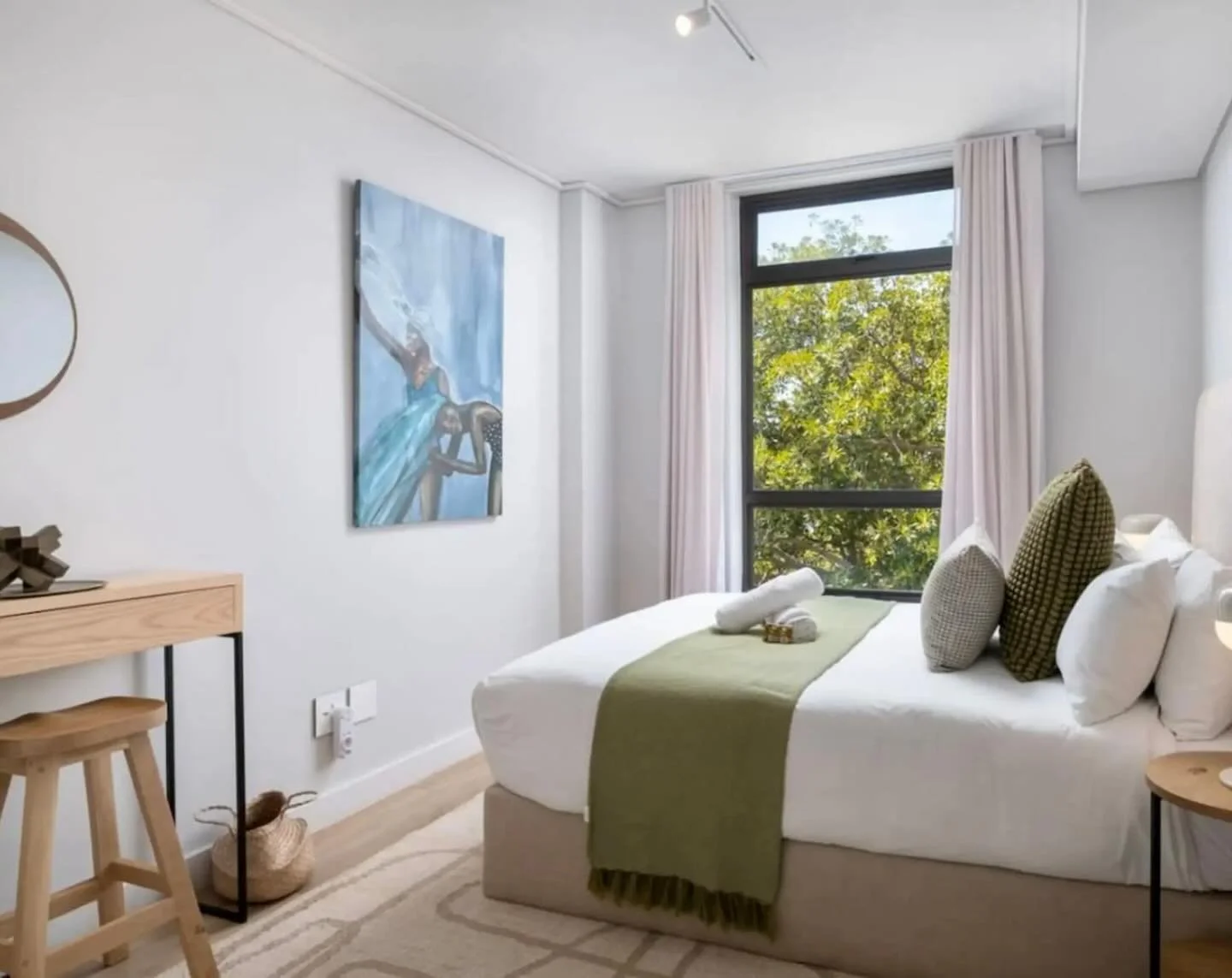 Wake up to Lion&rsquo;s Head and unwind with Signal Hill as your backdrop. This one-bedroom retreat at The Surō in Sea Point pairs refined design with effortless comfort, setting modern luxury against a canvas of mountain and sky.

From slow mornings
