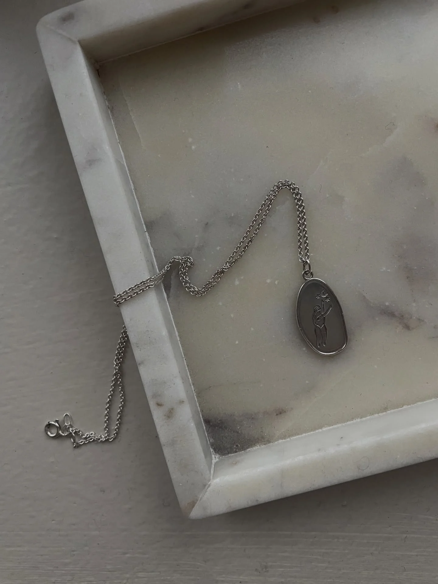 Verkkokaupassa nyt kaunis Aida Impact Little dream -kaulakoru ✨

Hopeaa / 60&euro;

www.kukkiajavintagea.fi