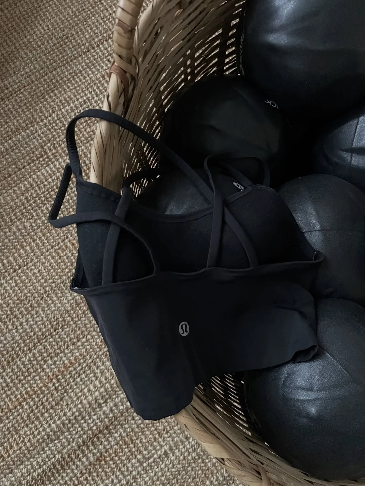 Muun muassa n&auml;m&auml; arjen pehment&auml;j&auml;t ja kaunistajat on nyt lis&auml;tty verkkokauppaan🖤🖤🖤

www.kukkiajavintagea.fi