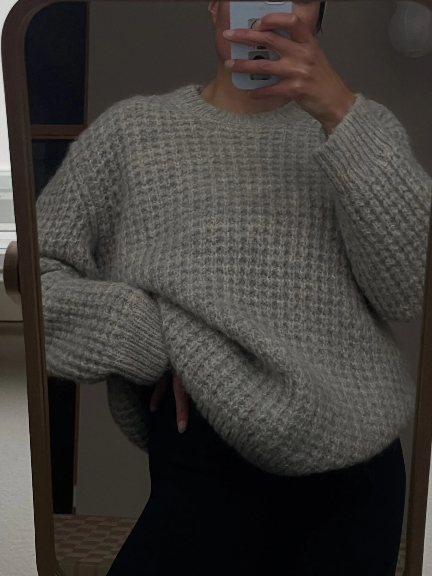 Ihanan pehmoinen ja l&auml;mmin Arketin neule kauniissa vaalean harmaassa s&auml;vyss&auml;🩶

53% villa 47% alpakka
🦙🦙🦙

Myynniss&auml; verkkokaupassa www.kukkiajavintagea.fi