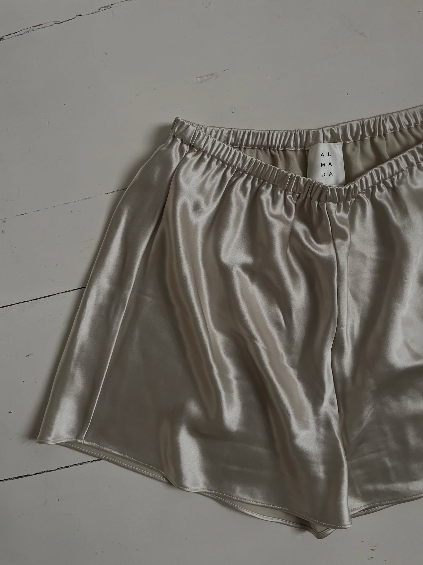 Uuuupeat Almadan loppuunmyydyt Bim-satiinishortsit l&ouml;ytyv&auml;t nyt verkkokaupasta!✨✨✨

www.kukkiajavintagea.fi