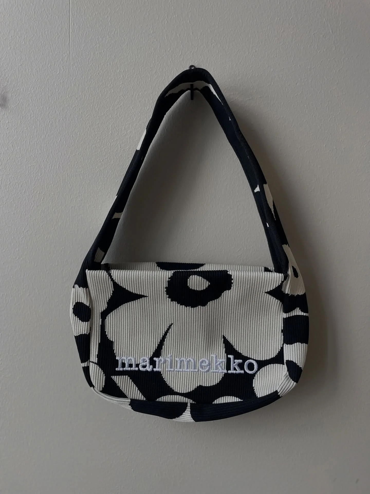 T&auml;h&auml;n v&auml;liin Suomi-l&ouml;yt&ouml;: ennen kuin lis&auml;&auml;n t&auml;m&auml;n ihanuuden verkkokauppaan, on se mahdollista ostaa t&auml;t&auml; kautta✌🏽 laita DM, jos t&auml;m&auml; laukku on ollut ostoskorissasi, mutta ei ole p&auml