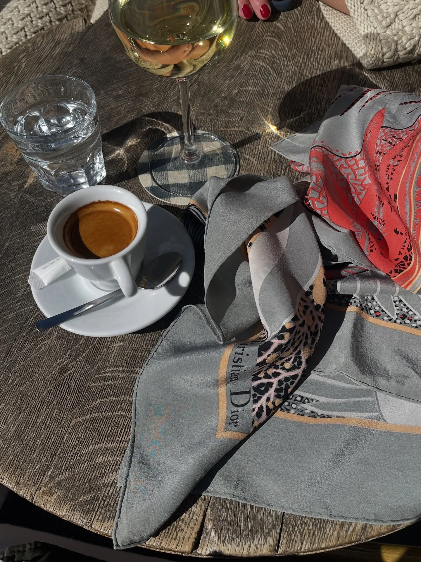 Paris vintage finds!🤎🤍🤌🏼

Ihan t&auml;ydellinen Diorin sillkihuivi kev&auml;&auml;ksi kaulaan tai laukunsankaan - tai kes&auml;ksi topiksi🥹🤍

T&auml;m&auml; vintage-aarte l&ouml;ytyy nyt verkkokaupasta💌