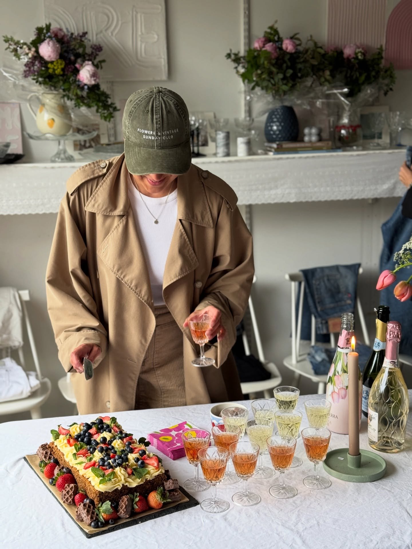 Vihre&auml; lippis on taas t&auml;&auml;ll&auml;!🫒😍🤌🏼 (kuvat viime kev&auml;&auml;lt&auml;🥹)

K&auml;y nappaamassa omasi verkkokaupasta🫶🏼 Voit valita postituksen tai noudon Viinikasta putiikilta koska vain sopimuksen mukaan🥰

Lippis v&auml;re