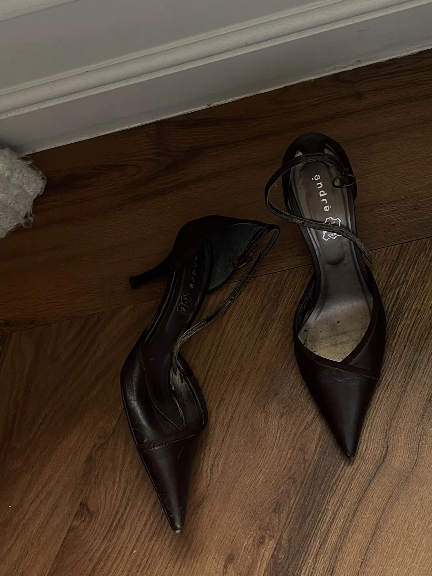 Paris vintage finds!🤎

Kuka muista t&auml;m&auml;n mallin menneisyydest&auml;? N&auml;it&auml; oli nyt Pariisin vintage-liikkeet t&auml;ynn&auml;! 👠

K&auml;y nappaamassa omasi K&amp;V verkkokaupasta🫶🏼