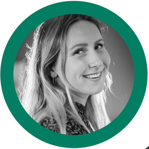 En leende kvinna med långt hår, fotad i närbild.