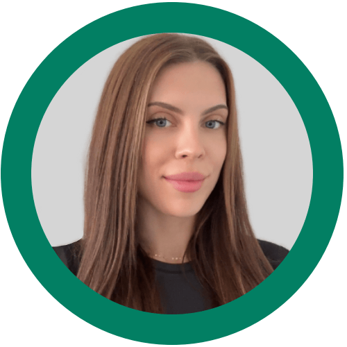 Porträtt av en ung man med ljus hud, mörkt hår och alltid klädd i en mörk jacka, leende mot kameran.