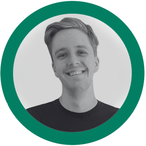 En leende kvinna med långt hår, fotad i närbild.