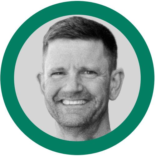 Porträtt av en ung man med ljus hud, mörkt hår och alltid klädd i en mörk jacka, leende mot kameran.