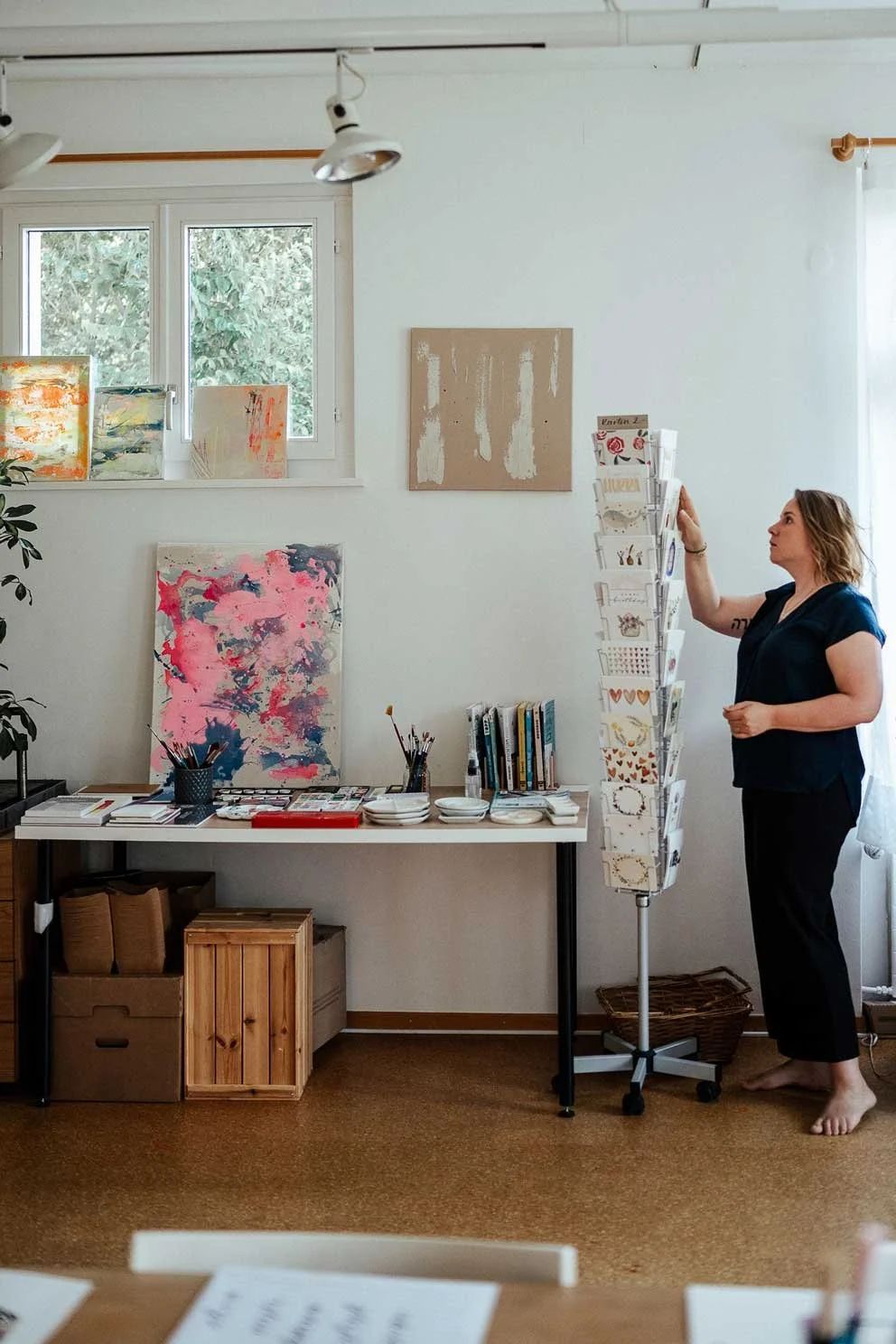Tamara-an-Postkartenständer.jpg