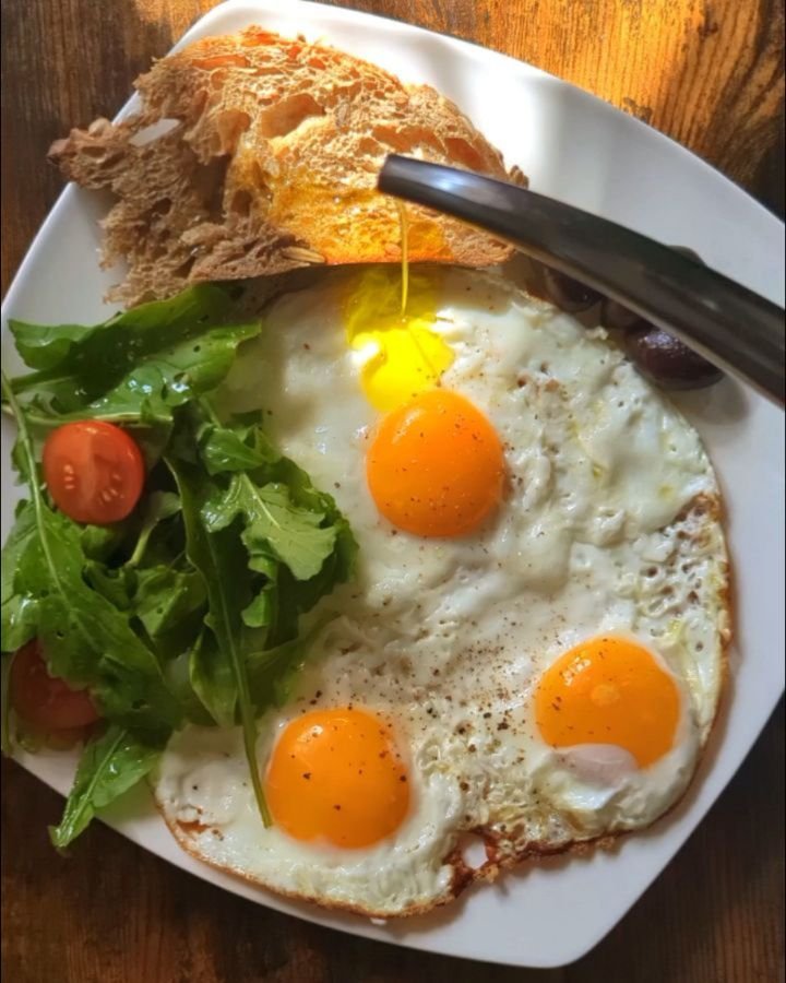 A  Mediterranean morning on a plate 🇬🇷✨

Everything here was found at our local farmers markets:
🍳 Pasture-raised eggs from @sovafarms
🥬 Peppery arugula from @titusville.farm
🍞 Sourdough from @signalfirebread
🫒 Kalamata olives
🫒 Drizzled with 