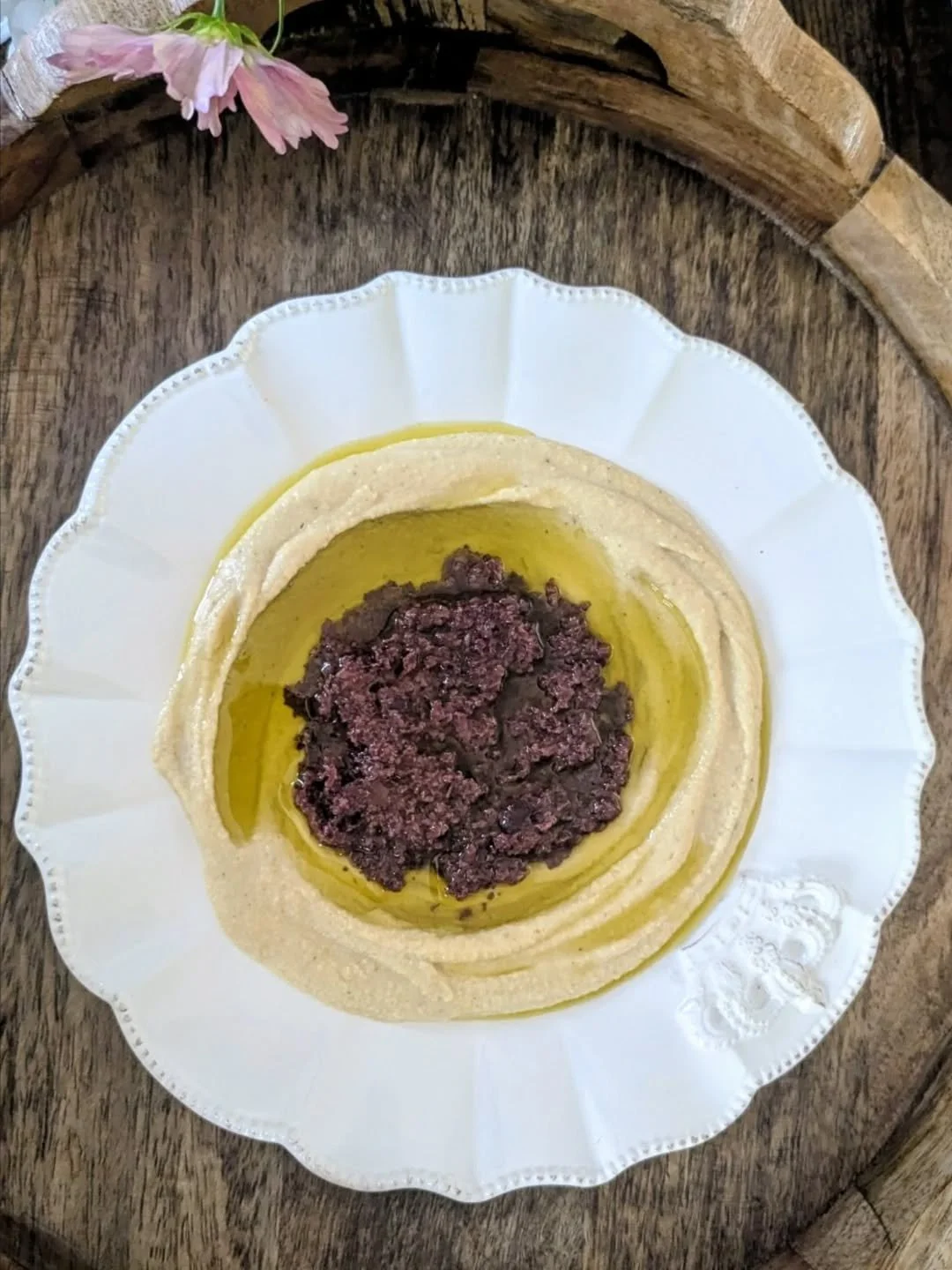 🙌 Start the week with something simple, fresh, and full of flavor. 

@ayahummus creamy humus + a golden drizzle of our extra virgin olive oil! A proof that small choices can make every day feel extraordinary. 🩷

Flowers @titusville.farm @titusville