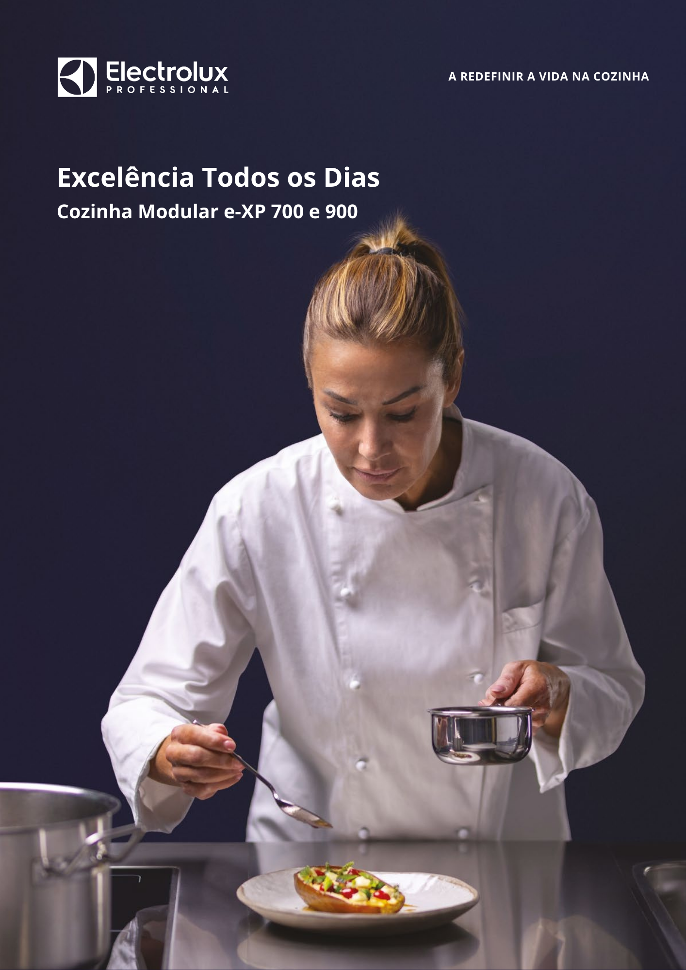 Capa de brochura da Electrolux Professional com o título “Excelência Todos os Dias — Cozinha Modular e-XP 700 e 900”, mostrando uma chef a empratar um prato sobre bancada inox, em fundo escuro.