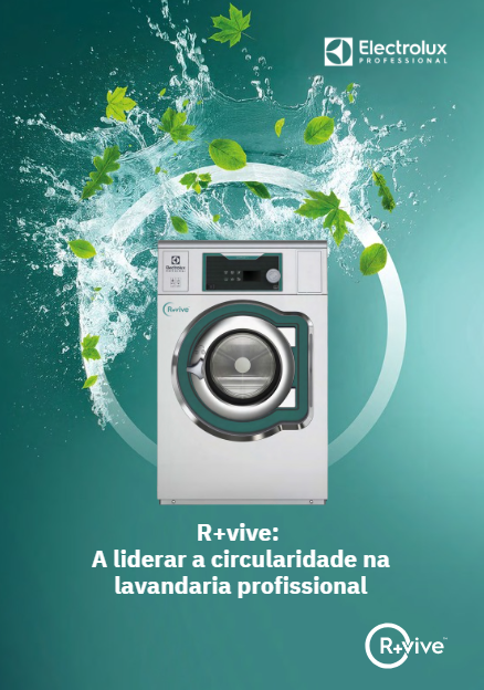 Máquina de lavar profissional R+vive da Electrolux Professional sobre fundo verde, com água em movimento e folhas, destacando a circularidade e a sustentabilidade na lavandaria profissional.