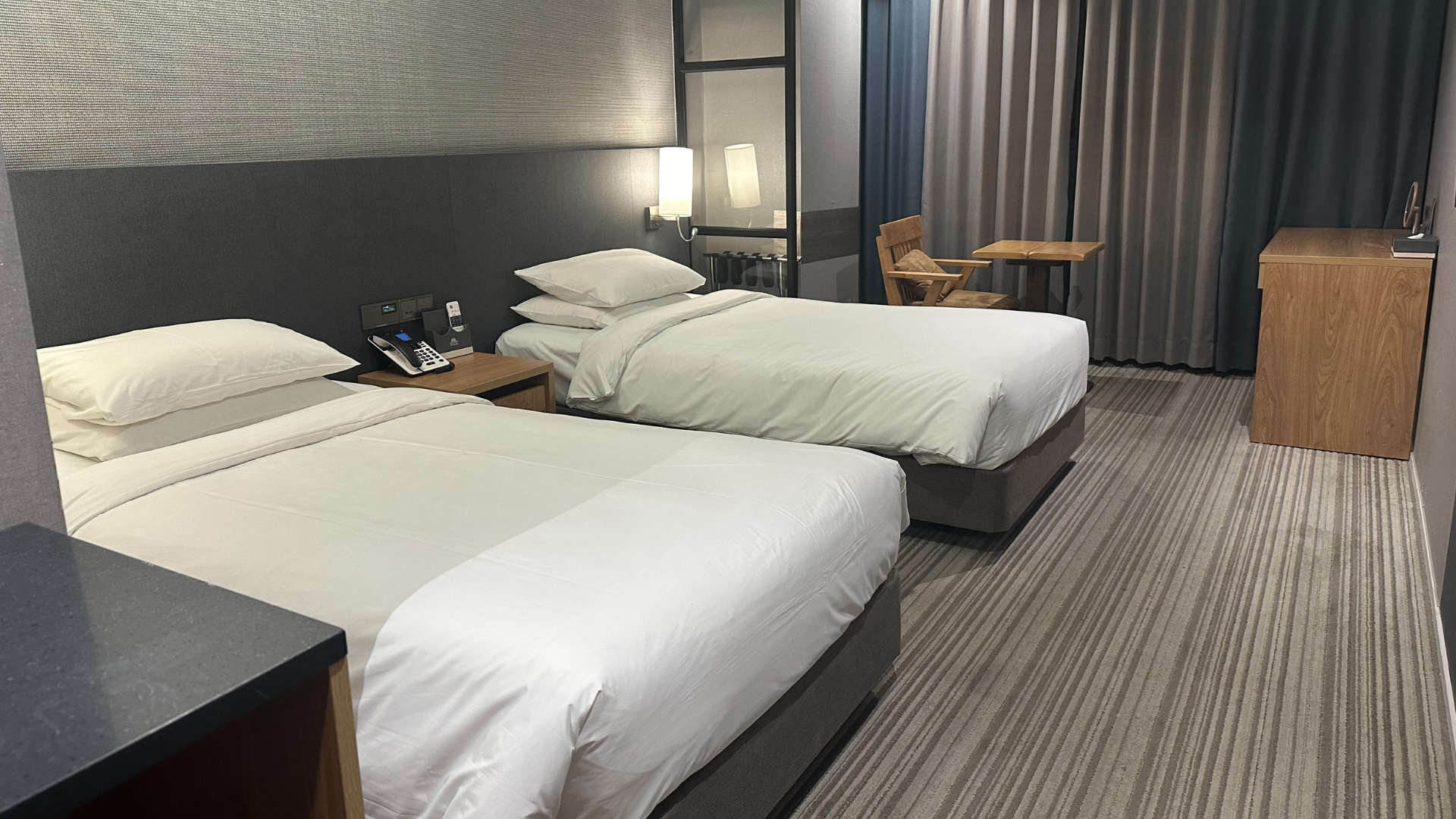 Roupa de cama, num quarto de hotel, camas, mesas, chão, tapete, almofadas, hotel