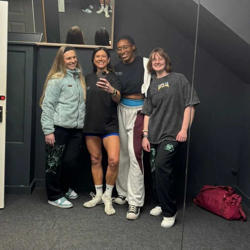 Posing sessions with the team yesterday 💚

6 of the team came to visit me for some 1-1 posing as well as my normal posing ladies and some new members to the posing team which always so lovely 🥰 

As always @alphaneondarksidegym hosted us so well al