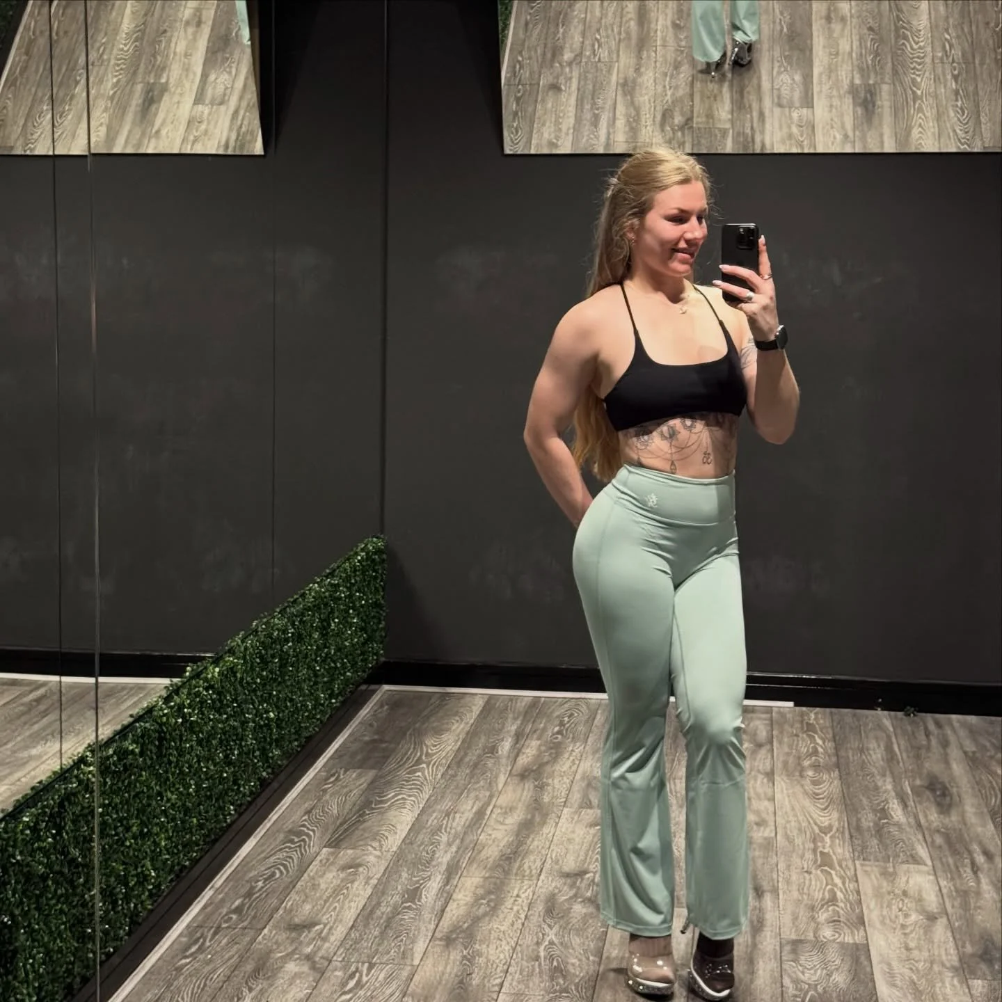 Sit in the suck! 

At times it sucks 
Prep sucks - your hungry and tired AF
Off season sucks - your forcing food in feeling fat and uncomfortable 

But do you know what else sucks? 

Returning to stage time and time again looking the exact same, maki