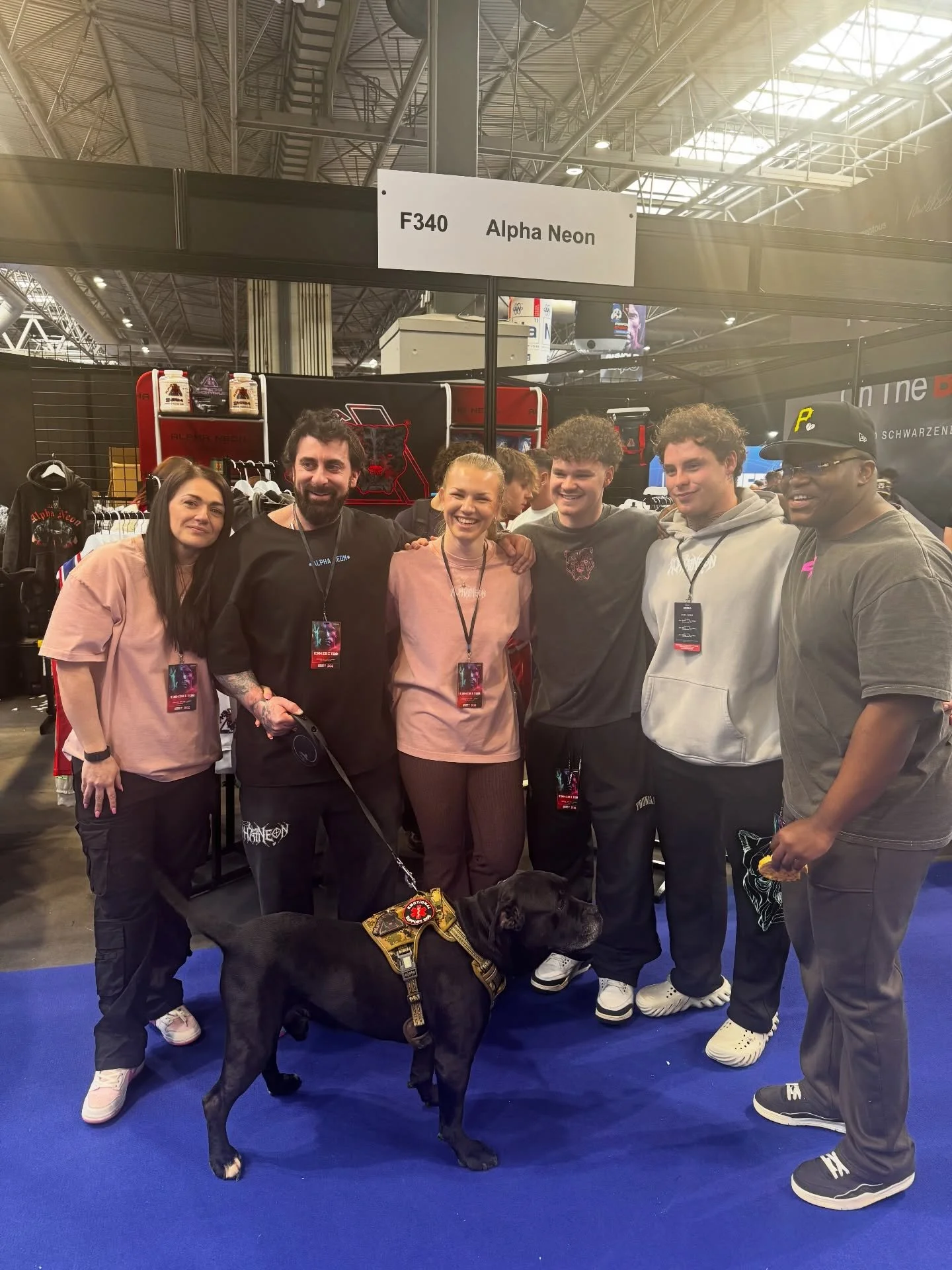 Arnold&rsquo;s with the @alphaneontm family 💚

Awesome couple days spoke to so many lovely people caught up with friends and sold a lot of quality clothing and supplements! 

Most wonderful people 

💵- Molly10 if ya missed out!