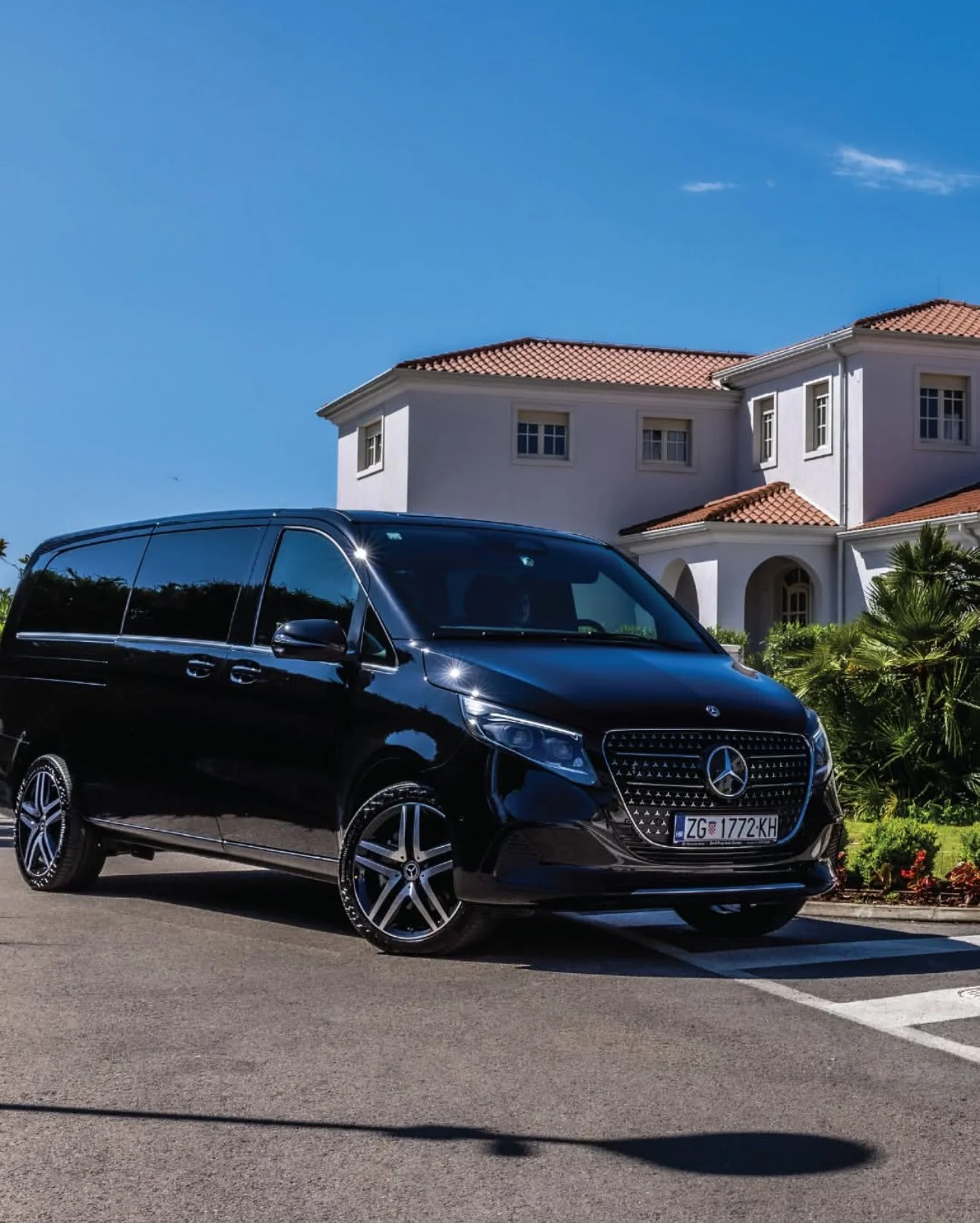 Exclusive Mercedes V-Class transfer surrounded by serene nature near Ville Borghetto – tailored luxury by Istramore