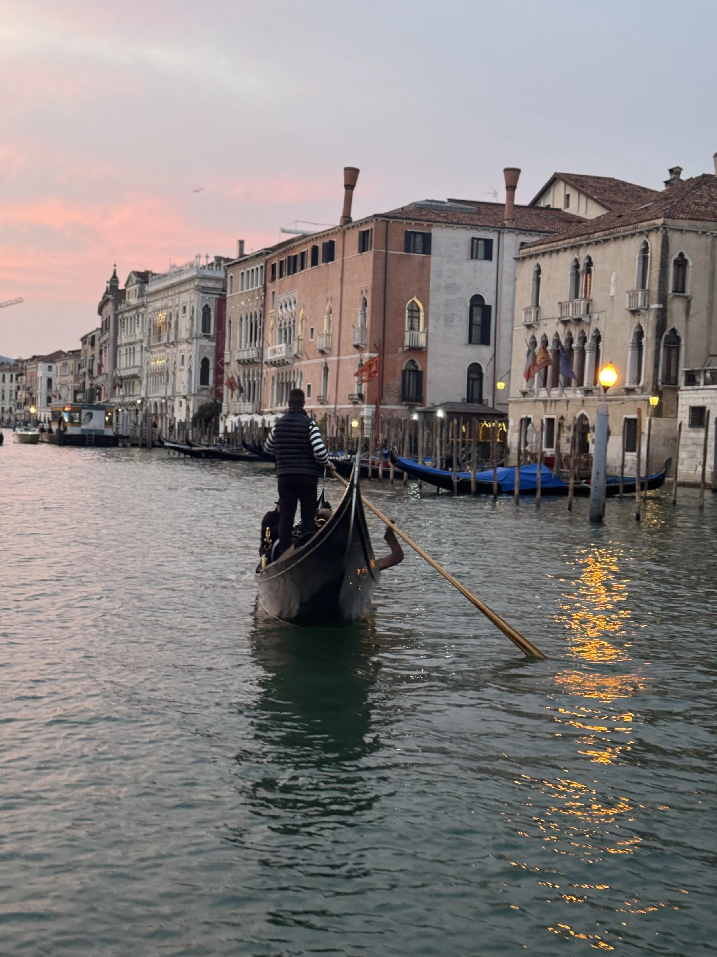 Private gondola ride at sunset with violinist – OLTRE Venice, Piano by Istramore