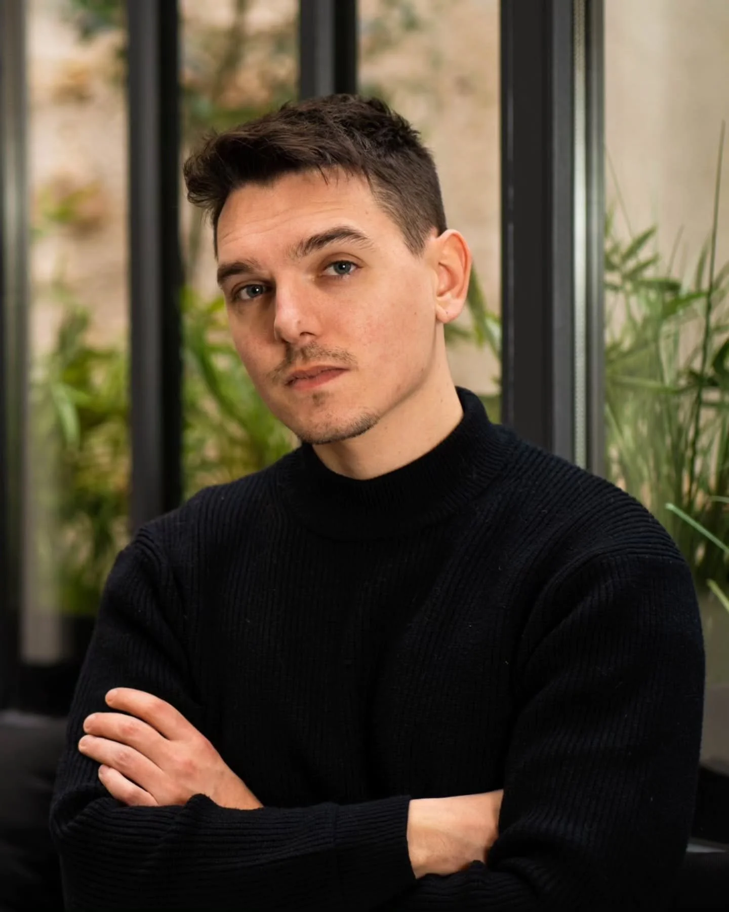 Portrait professionnel de Jonathan dans de jolis bureaux lyonnais.