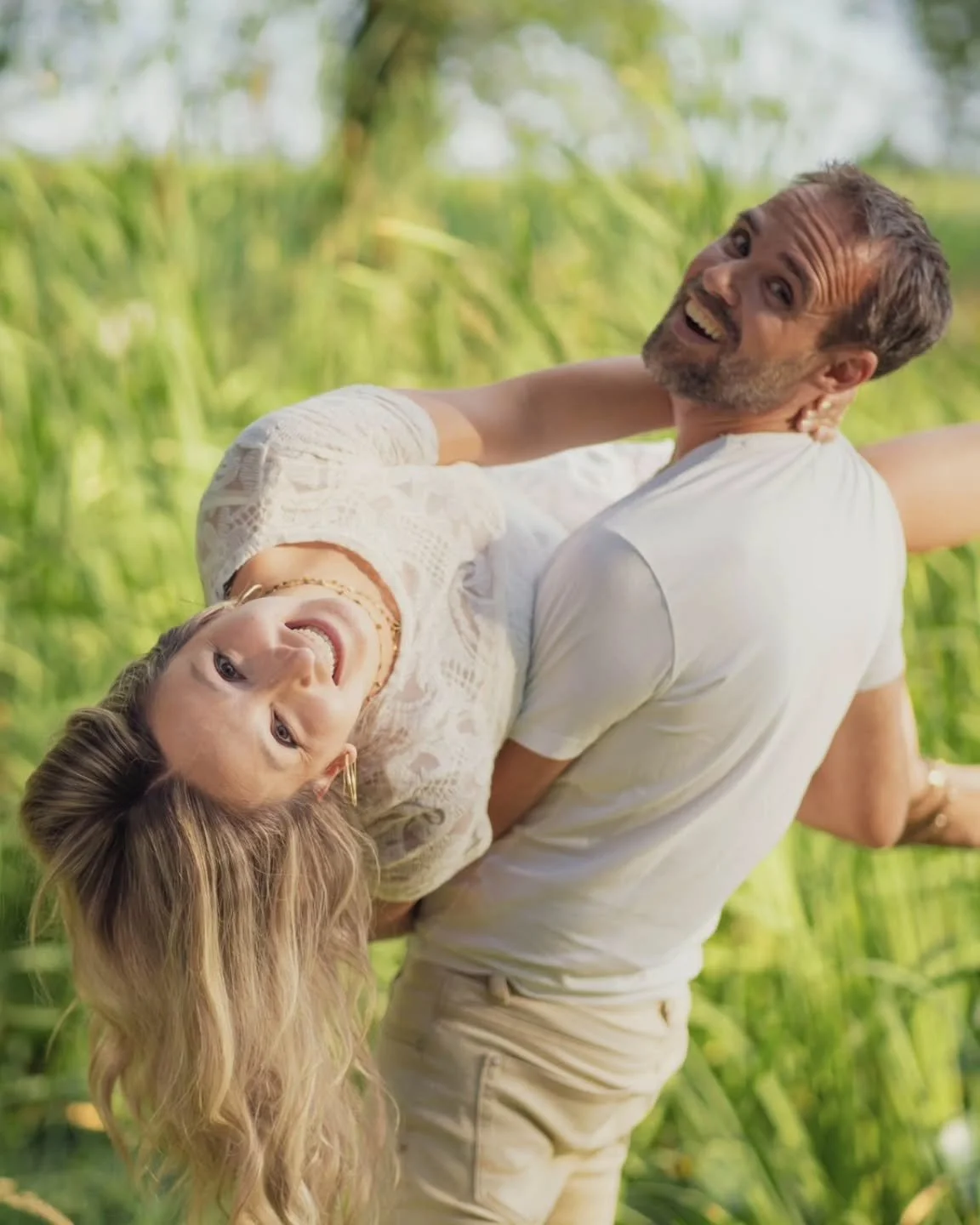 Tu me fais tourner la t&ecirc;te

Voil&agrave; ce que m'inspire la belle histoire d'amour entre Marion et Michael. C'&eacute;tait un r&eacute;el plaisir de photographier leur complicit&eacute; et leurs jolis sourires 😊