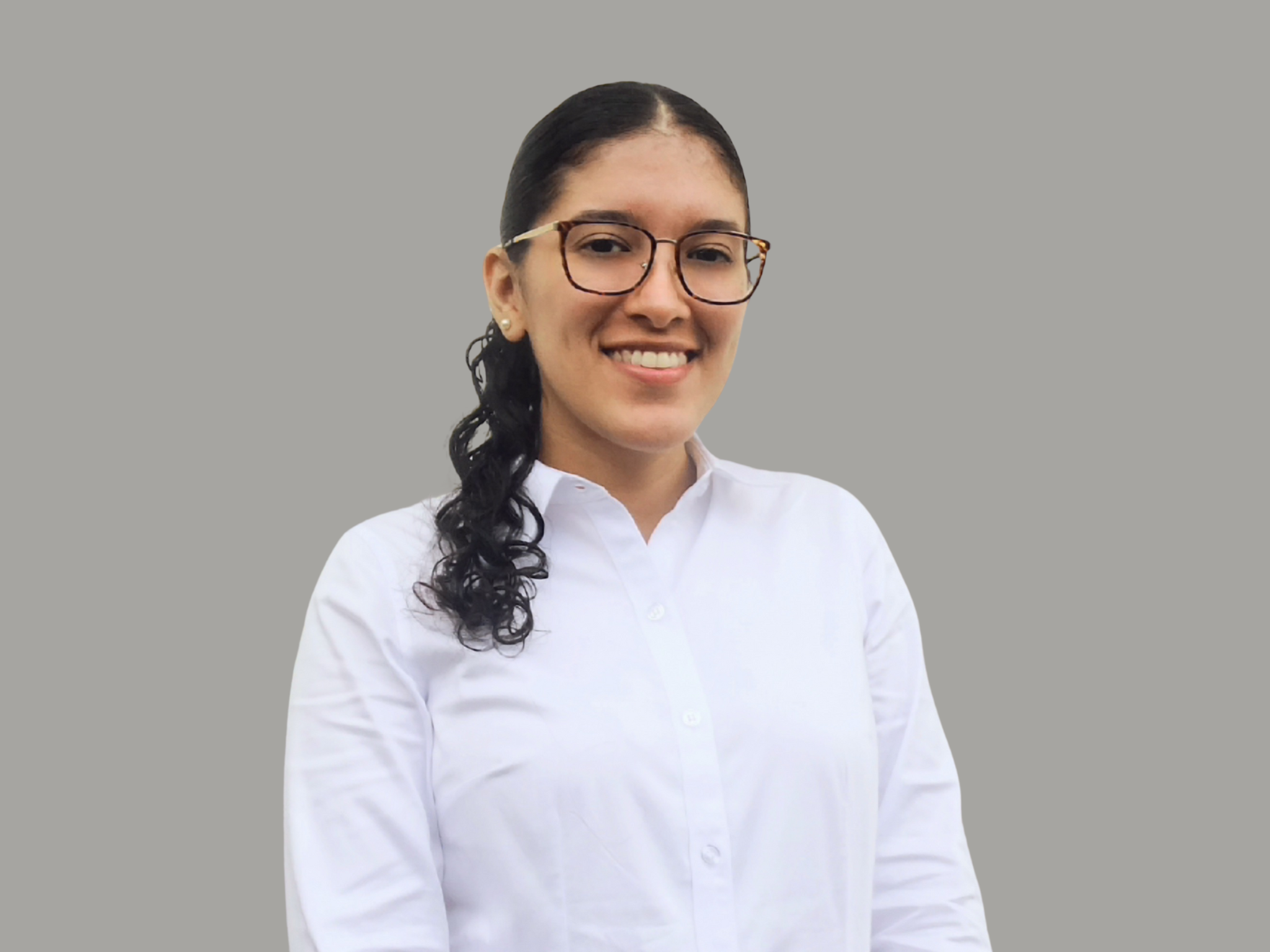 laura vallecillo, customer service coordinator, smiling and looking at the camera. commercial team member