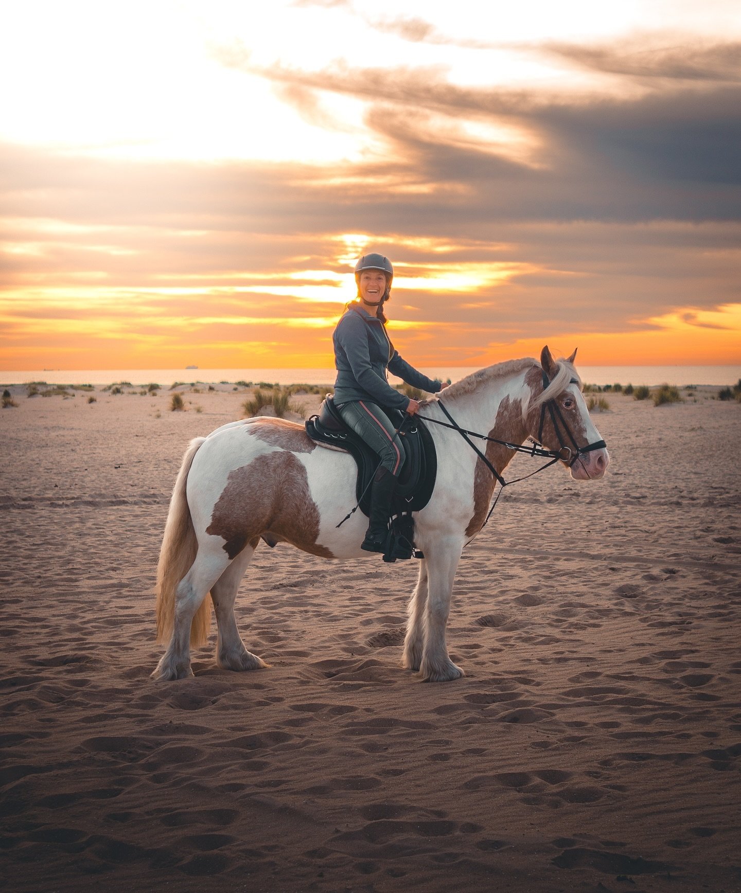 Riding the waves of sunset ☀️
Witness the mesmerizing beauty of a woman engaging in a tranquil horseback ride beneath the radiant colors of the setting sun. 🐴
